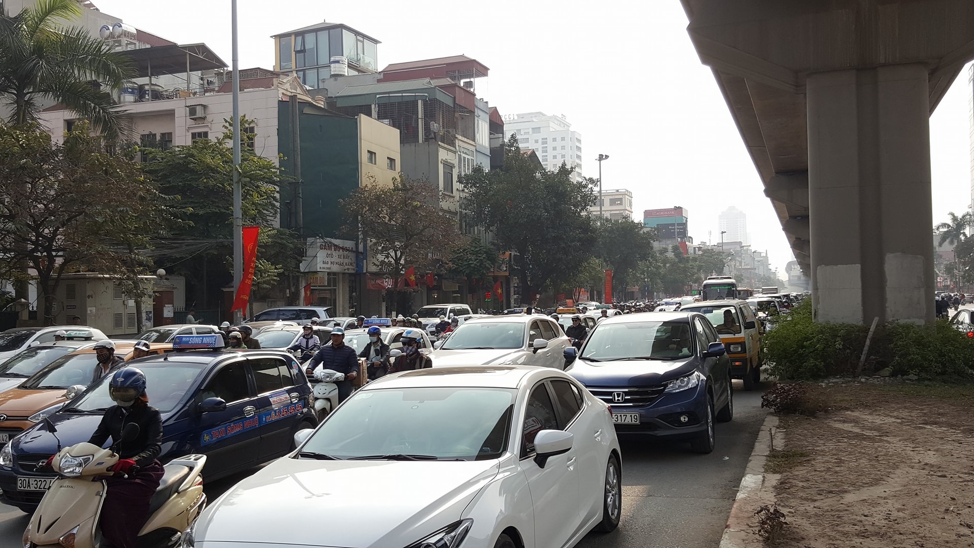 Nắng, mưa bất kể, giao thông Hà Nội luôn mang đặc trưng - ùn tắc - Ảnh - NP
