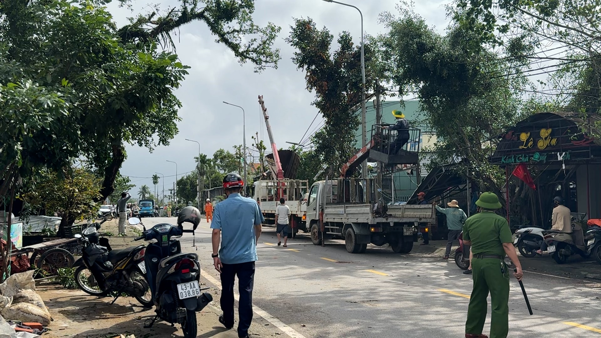 Chính quyền địa phương và lực lượng chức năng đã có mặt để hỗ trợ người dân khắc phục hậu quả