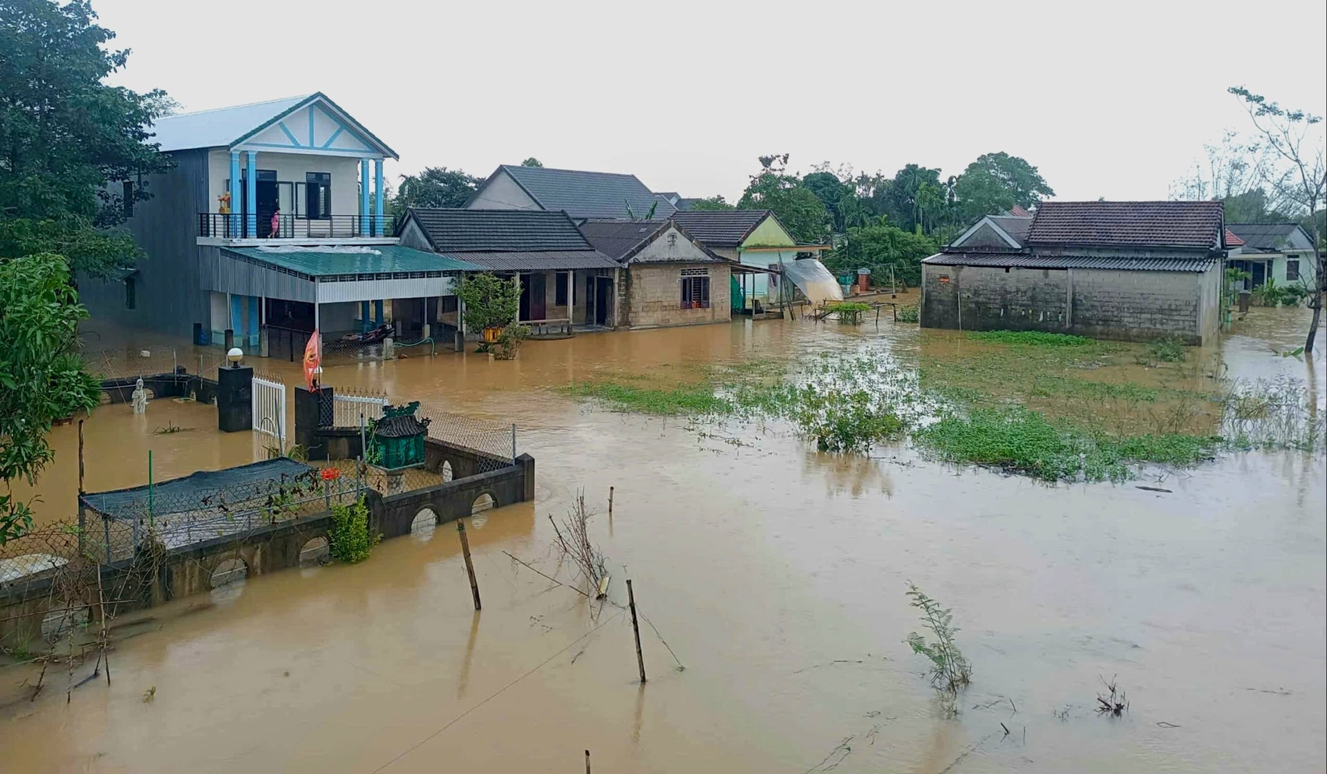 Mưa đặc biệt lớn bao trùm Huế, hơn 700 nhà còn ngập, một người tử vong 