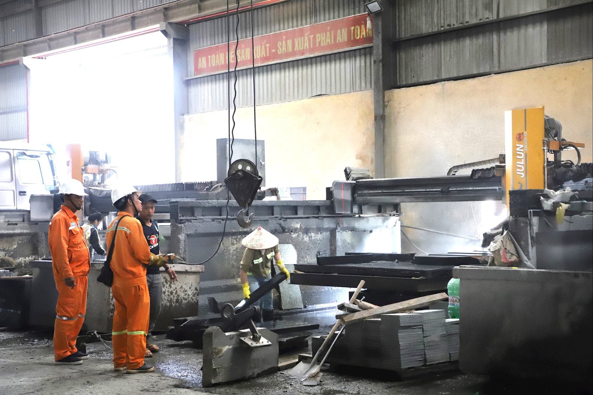 Công nhân Công ty Điện lực Lâm Đồng kiểm tra hệ thống điện trong các cơ sở sản xuất - Ảnh: EVNSPC