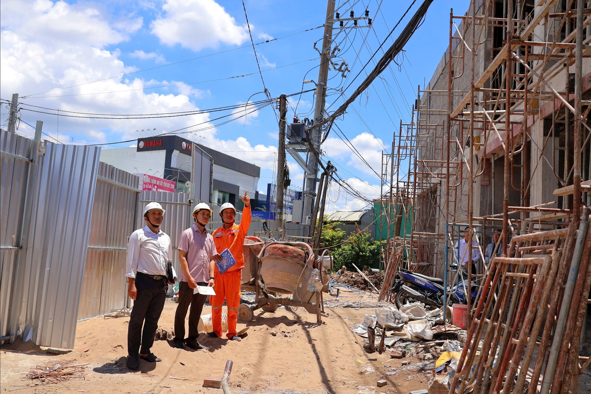 CBCNV EVNSPC kiểm tra, hướng dẫn về an toàn hành lang lưới điện khi xây dựng các công trình - Ảnh: EVNSPC