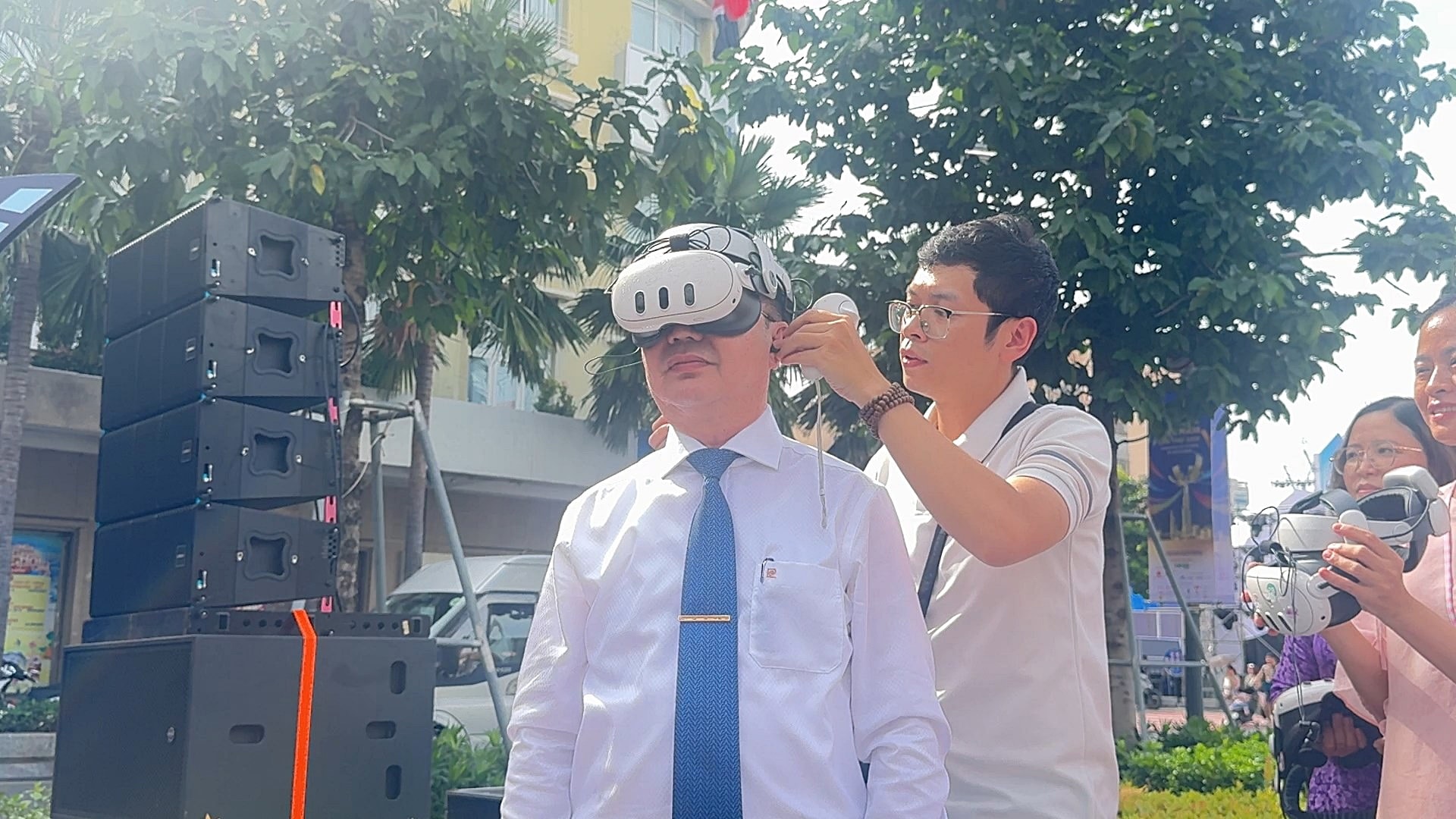 GĐ Sở VHTT TP.HCM Trần Thế Thuận trải nghiệm triển lãm bằng công nghệ thực tế ảo 3D - Ảnh T.V