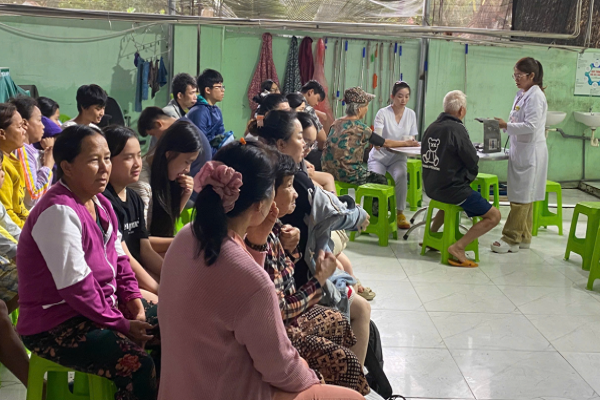 tphcm-trang-dem-chi-vien-vung-lu-nam-trung-bo-su-that-xuc-dong-sau-tui-thuoc-vuot-lu-hinh-hanh.png
