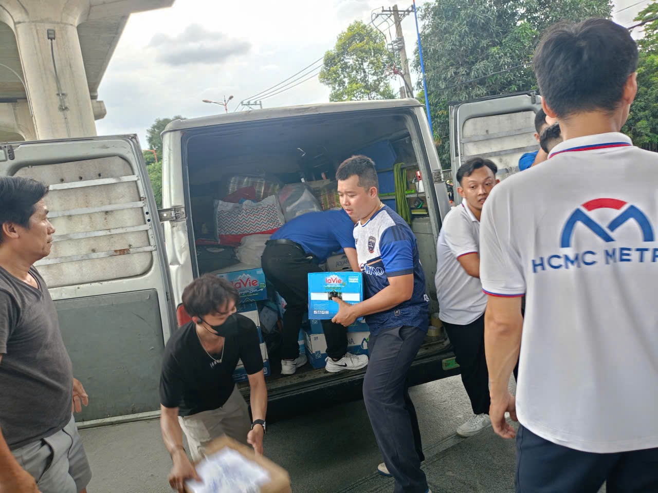 Lương thực, nhu yếu phẩm cùng thuốc men được tập kết và phân loại - Ảnh: HURC