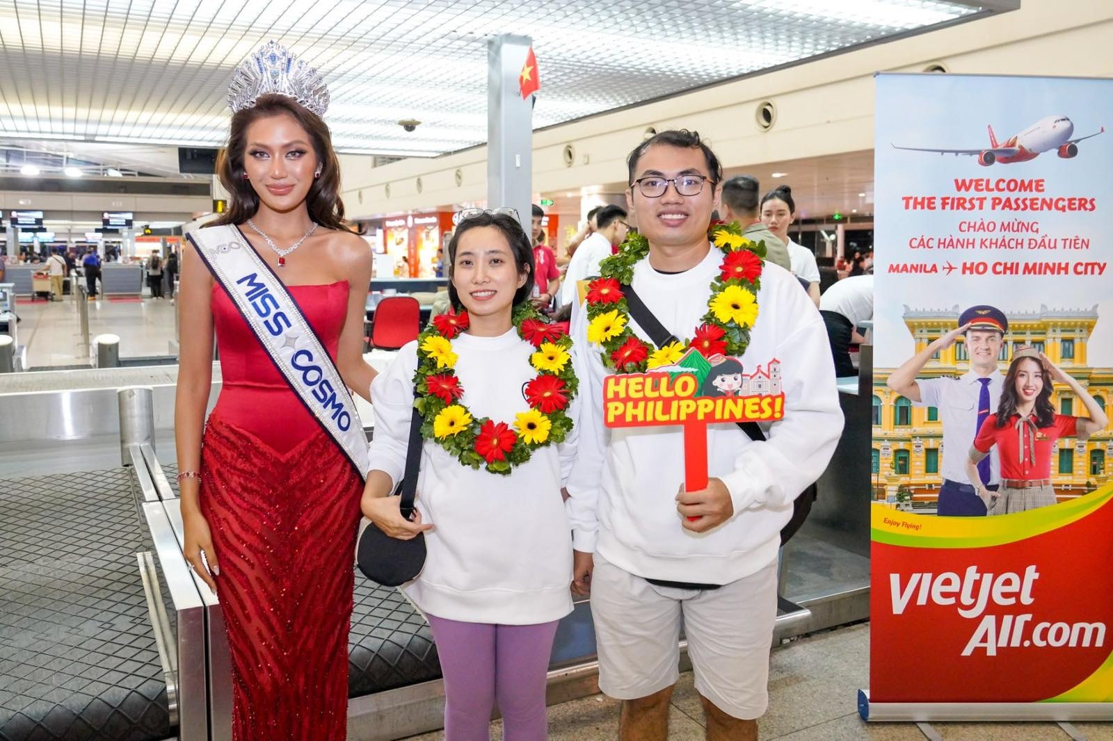 Hoa hậu Miss Cosmo 2024 Ketut Permata Juliastrid Sari cùng Vietjet chào đón hành khách trên chuyến bay khai trương