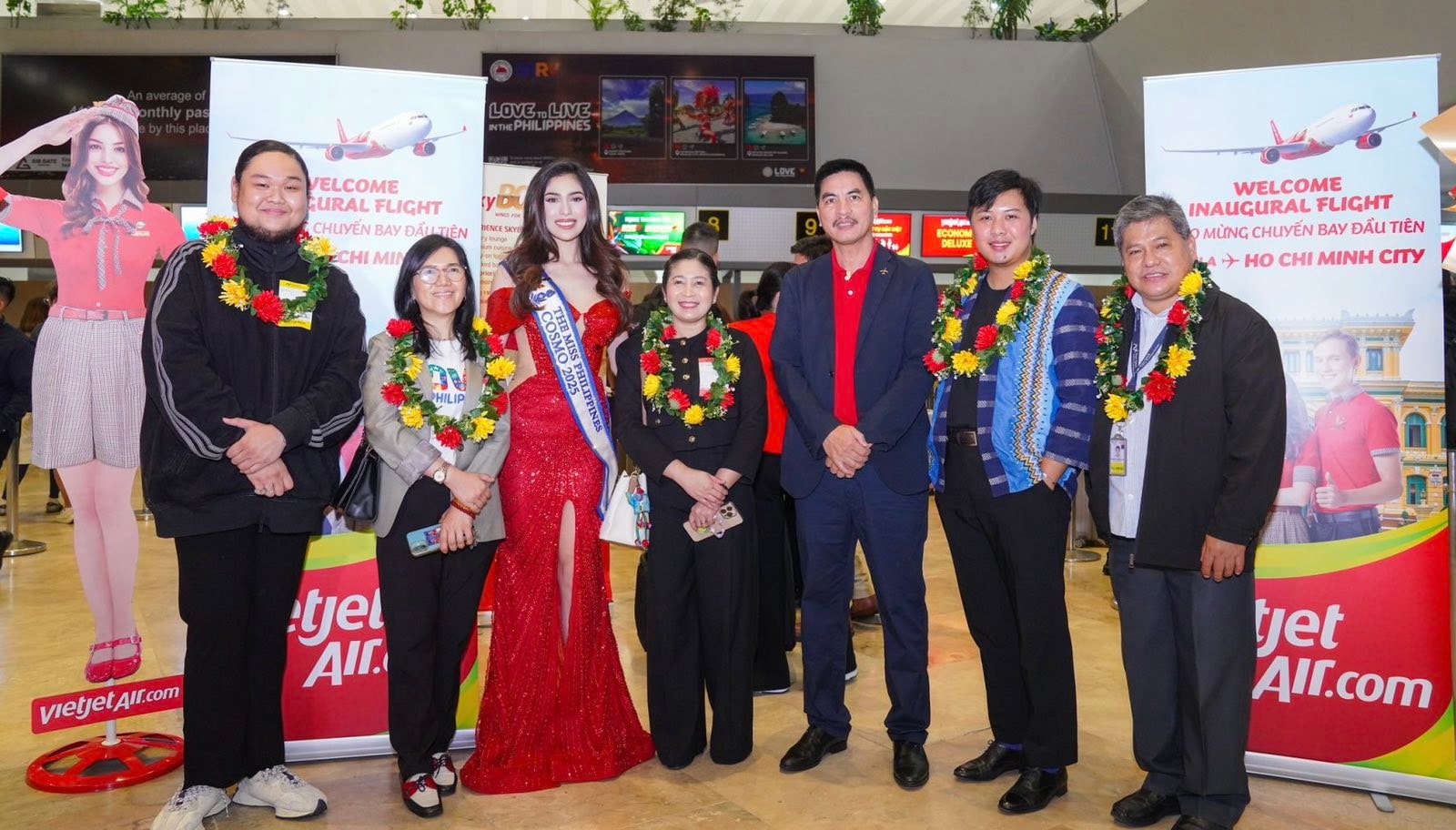 Giám đốc Thương mại Vietjet Hà Năng Việt (áo vest xanh tím than) tại sân bay Ninoy Aquino cùng Miss Cosmo Philippines 2025 Chelsea Fernandez chào đón hành khách chuyến bay đầu tiên của Vietjet