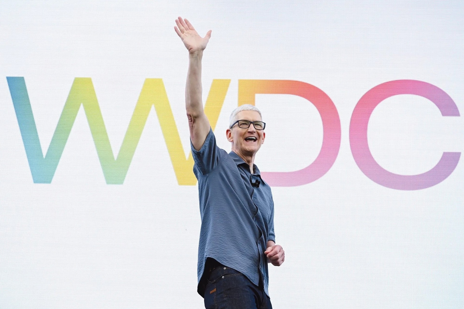 Mark Gurman Tim Cook chưa rời vị trí CEO sớm, OpenAI săn hàng loạt nhân tài từ Apple