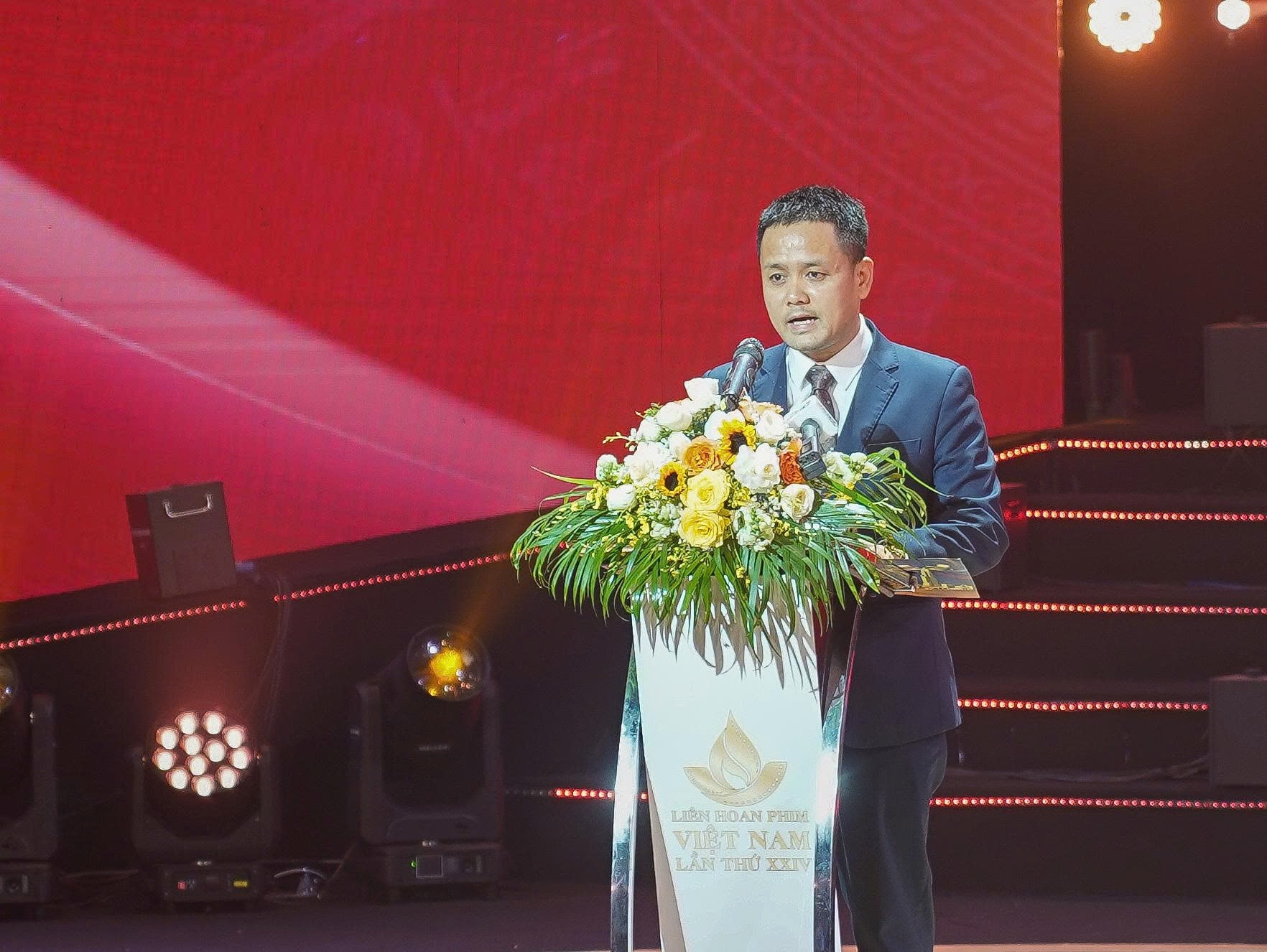 Ông Đặng Trần Cường, Cục trưởng Cục Điện ảnh, Trưởng Ban Tổ chức Liên hoan Phim Việt Nam lần thứ 24, phát biểu tại lễ bế mạc - Ảnh: Tiểu Vũ