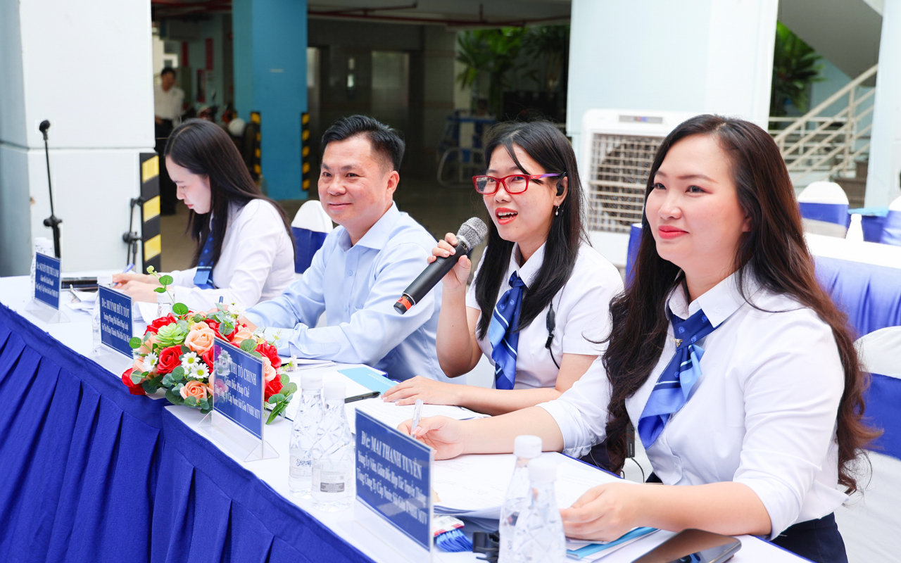 Ban Giám khảo Hội thi nhận xét phần trả lời của các đội
