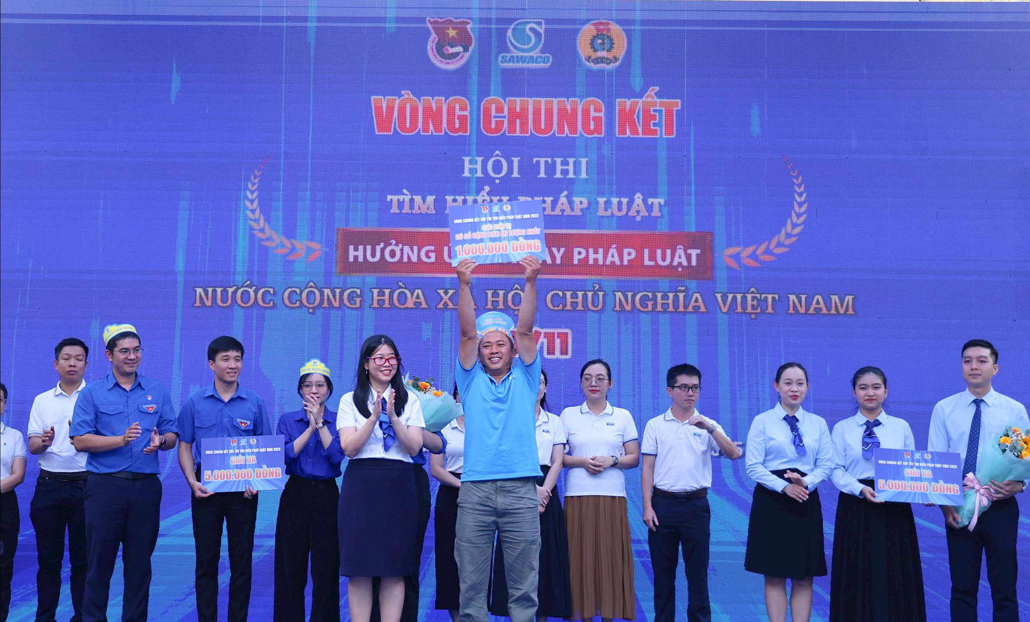 Trao giải cho cổ động viên nhiệt tình nhất