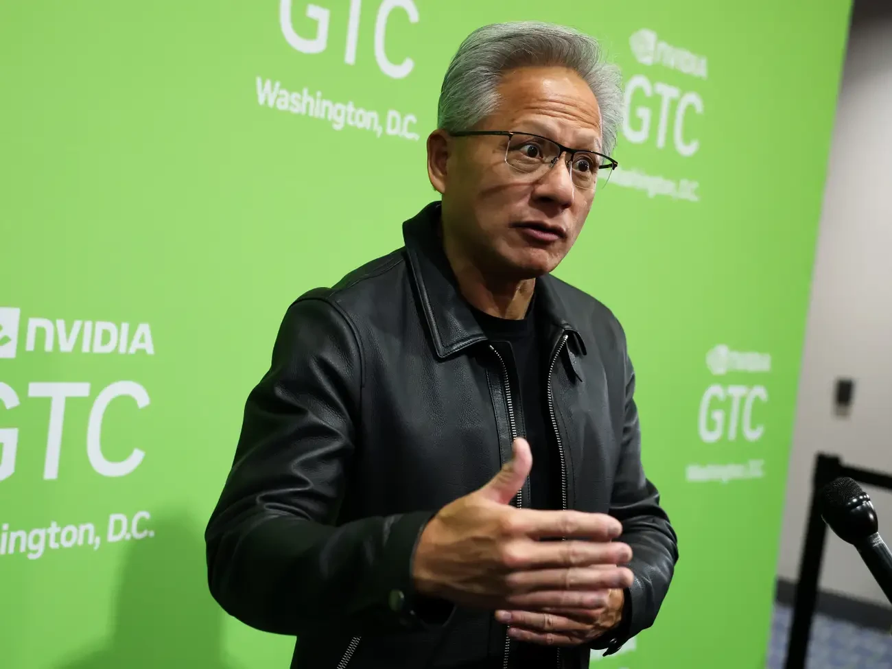 CEO Nvidia khuyến nhân viên dùng AI cho mọi nhiệm vụ có thể, đừng sợ mất việc