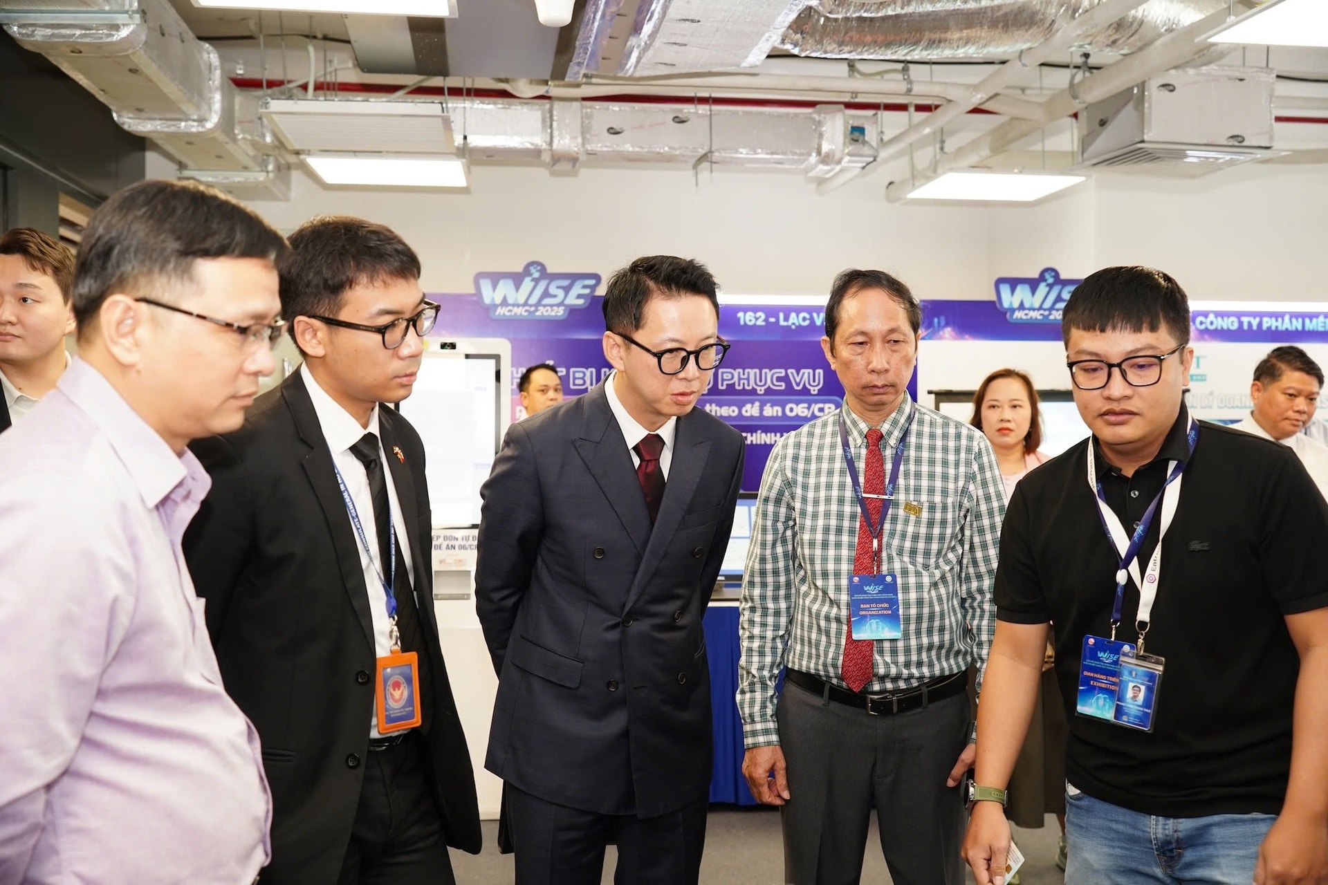 Các doanh nghiệp và tổ chức quốc tế giới thiệu giải pháp công nghệ tại khu vực triển lãm của WISE HCMC 2025