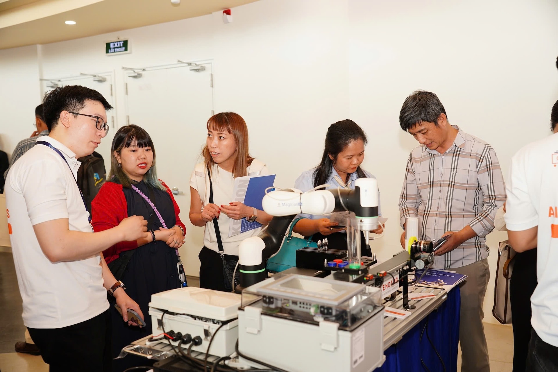 Robot dịch vụ và các gian trưng bày thu hút người tham dự tại khu triển lãm công nghệ của WISE HCMC 2025