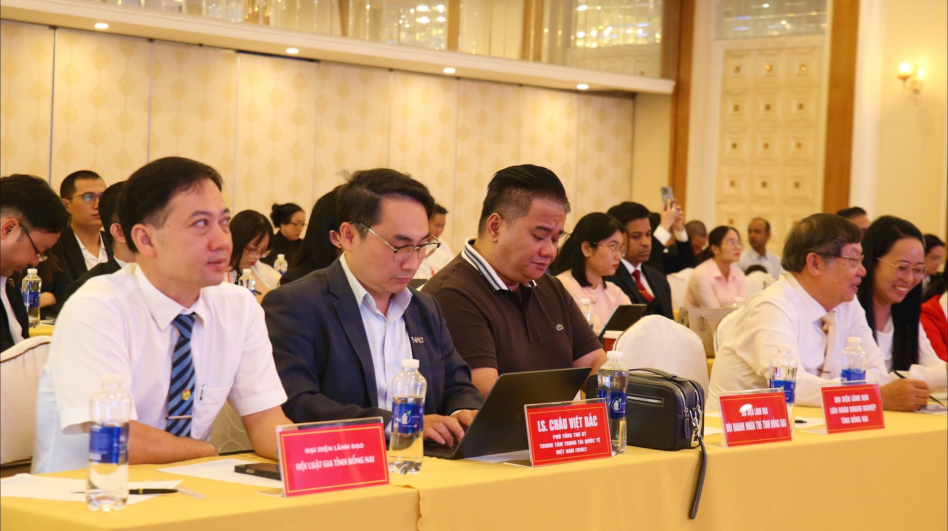 Các đại biểu tham gia hội thảo 