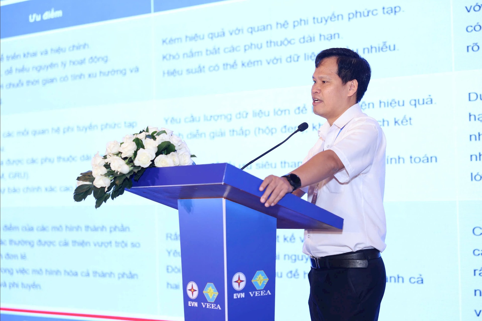 Ông Bùi Quốc Hoan – Phó Tổng giám đốc EVNSPC trình bày tham luận tại chuyên đề Phân phối và Dịch vụ khách hàng