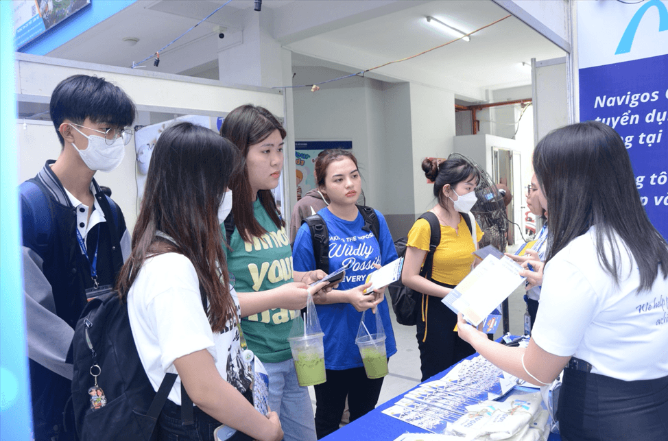 Doanh nghiệp tăng tốc tuyển dụng nhân sự AI, 'rộng cửa' cho sinh viên 