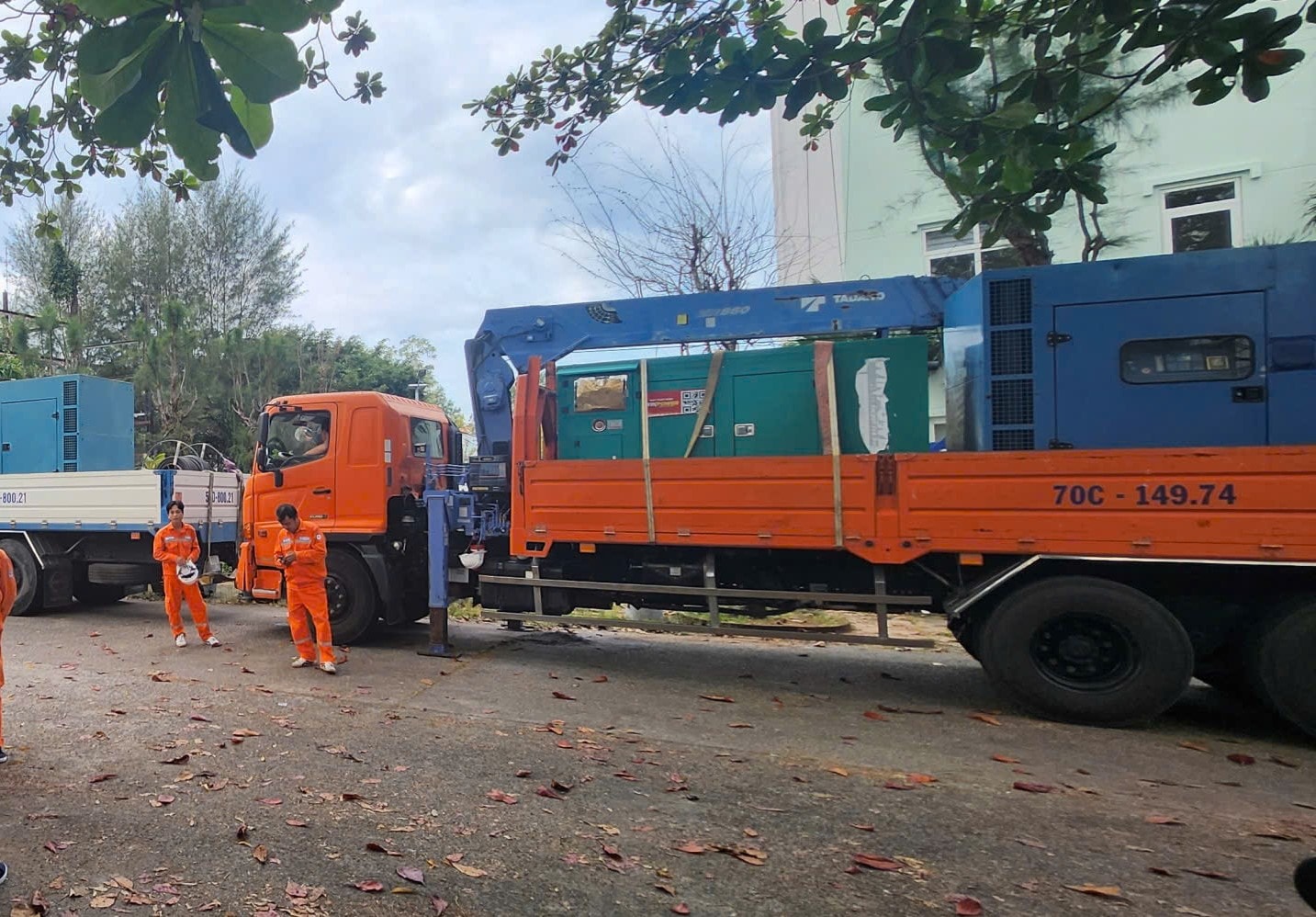 Ngành Điện huy động các máy phát di động từ các Công ty Điện lực thành viên vận chuyển đến Phú Quốc để tăng nguồn cấp điện