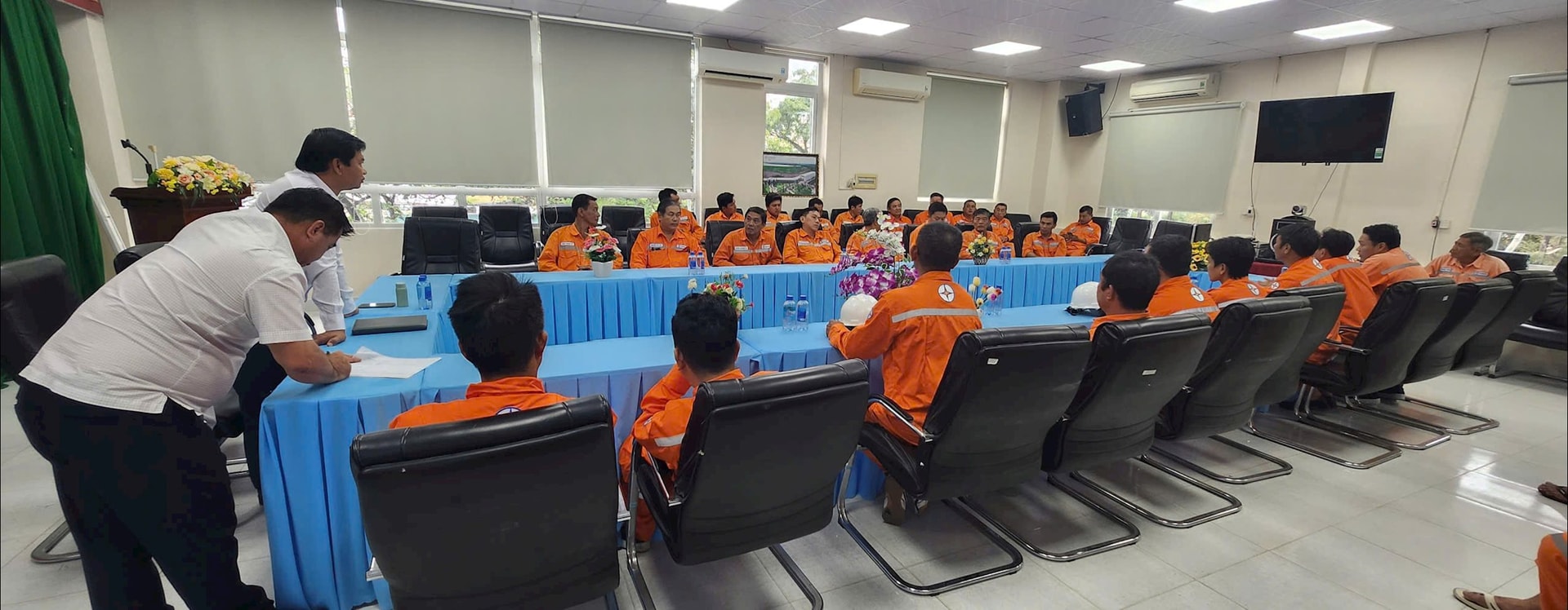Công ty Điện lực An Giang họp trao đổi phương án đấu nối các máy phát cấp điện cho khách hàng sinh hoạt