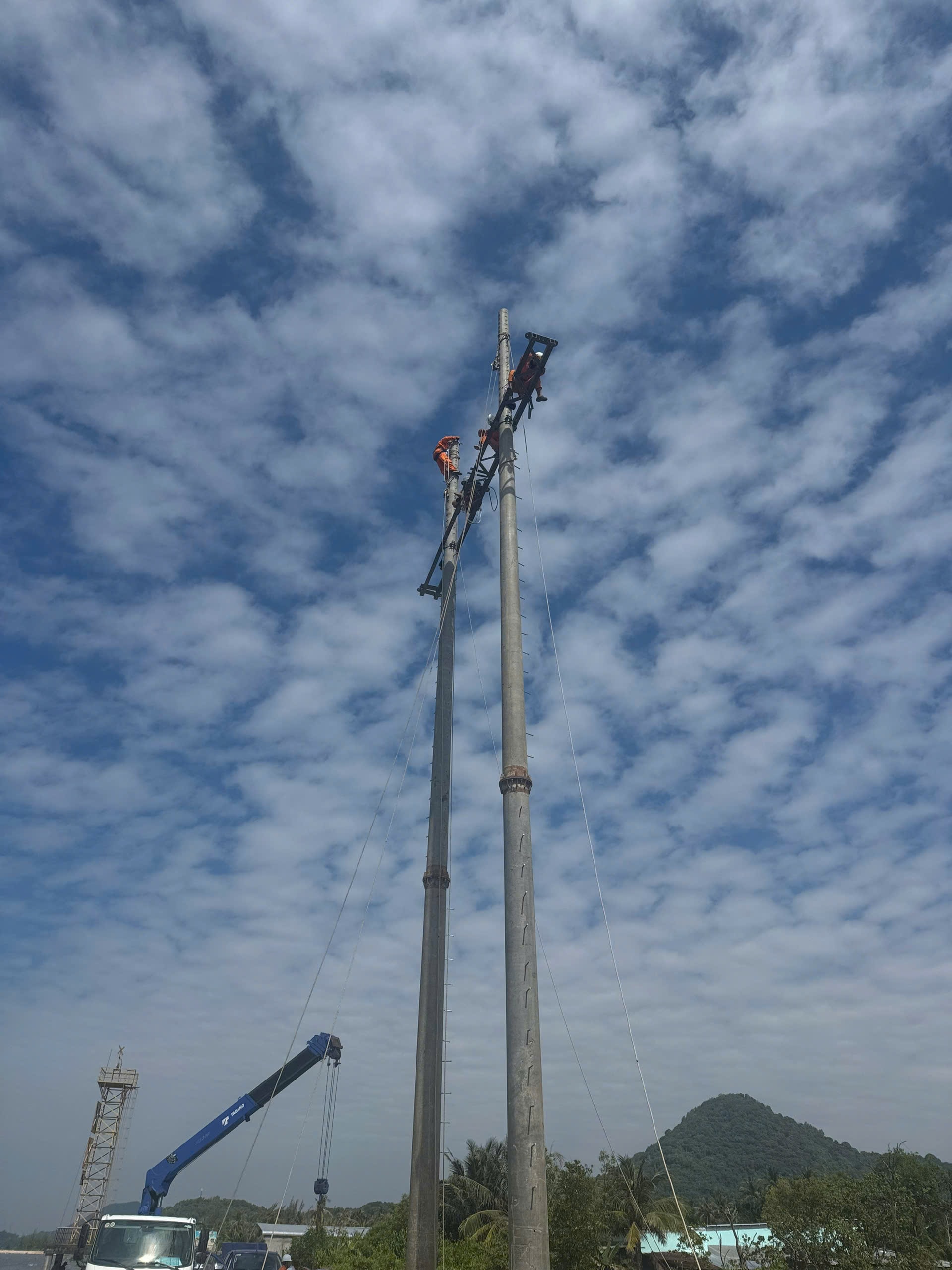 Xây dựng trụ điện thuộc đường dây 110kV trên không từ trụ đấu nối cáp ngầm tiếp bờ hiện hữu đến vị trí điểm sự cố