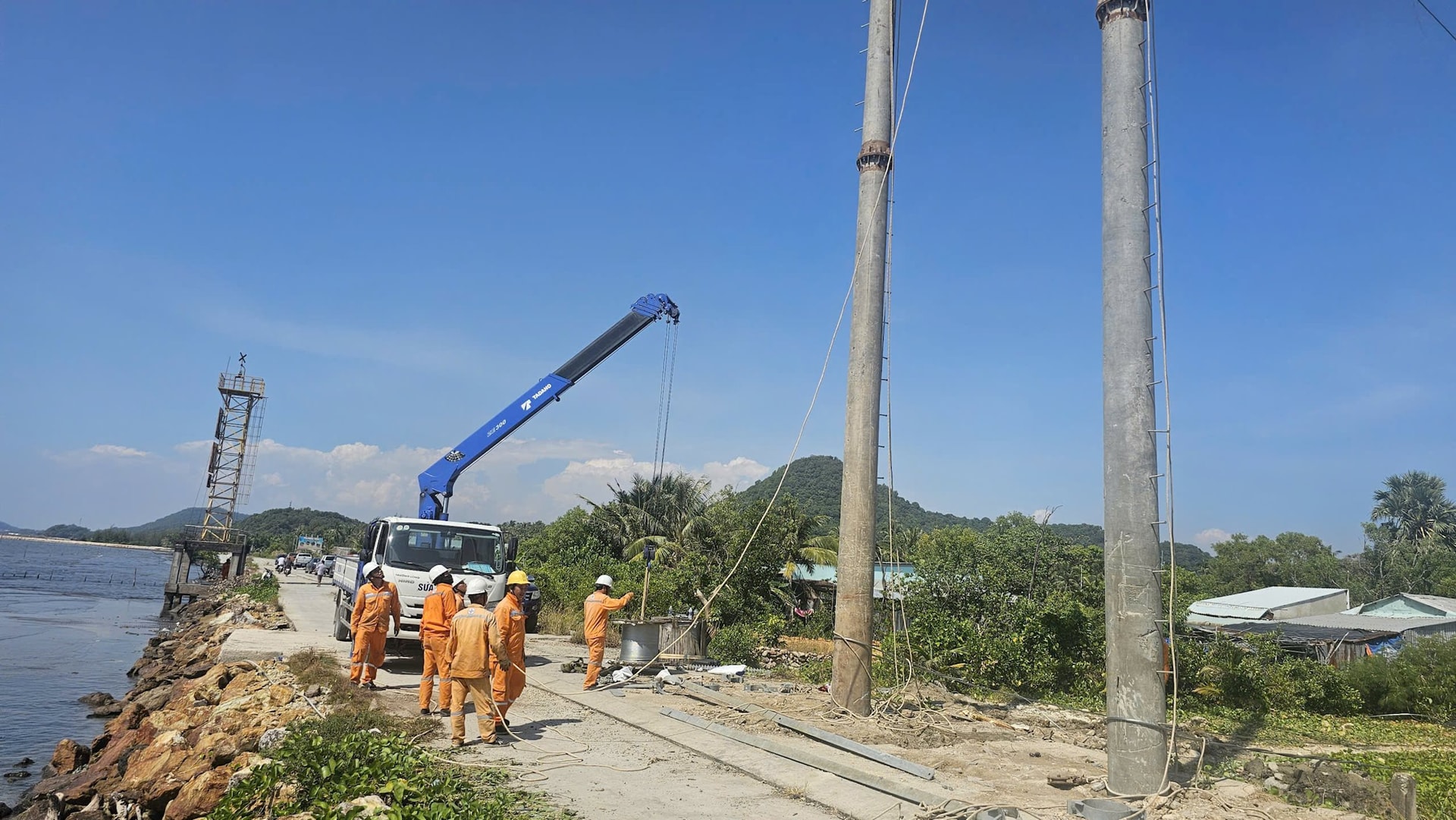 Công nhân PCAG khẩn trương xây dựng trụ điện thuộc đường dây 110kV trên không từ trụ đấu nối cáp ngầm tiếp bờ hiện hữu đến vị trí điểm sự cố