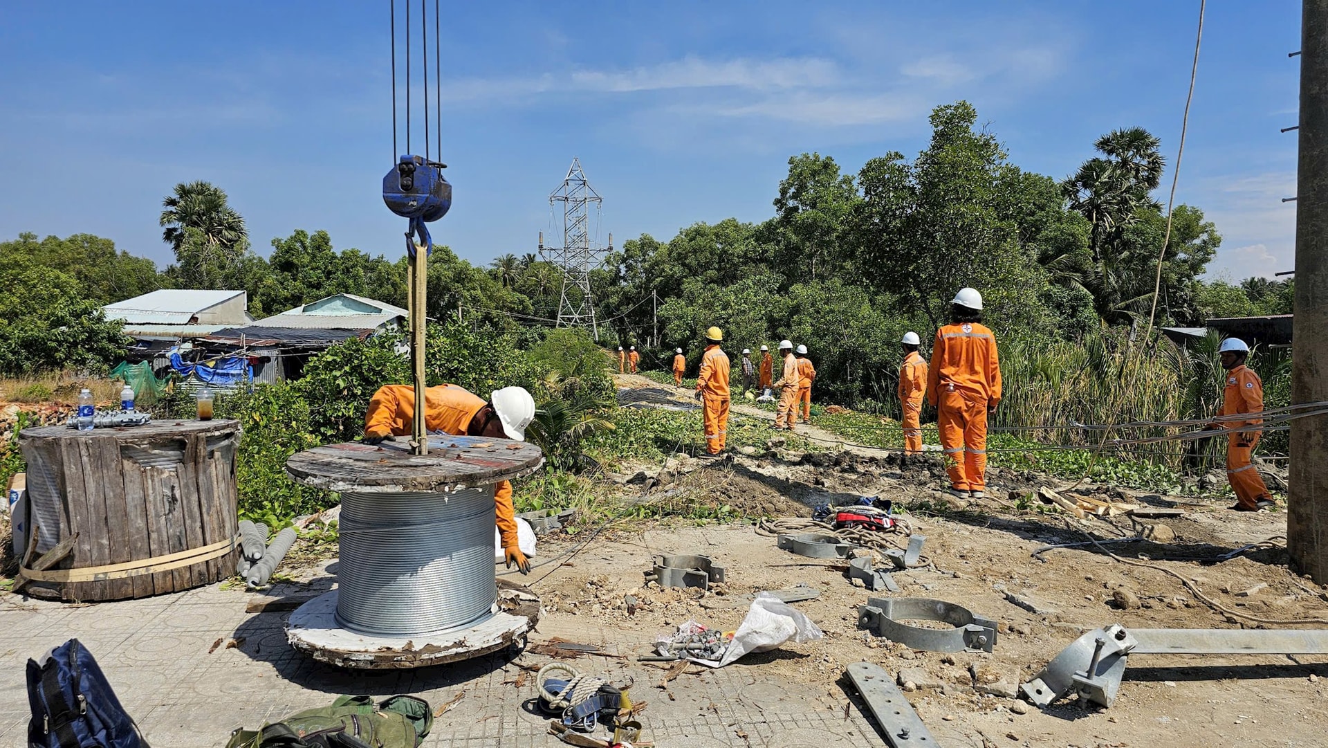 Công nhân PCAG khẩn trương xây dựng trụ điện thuộc đường dây 110kV trên không từ trụ đấu nối cáp ngầm tiếp bờ hiện hữu đến vị trí điểm sự cố
