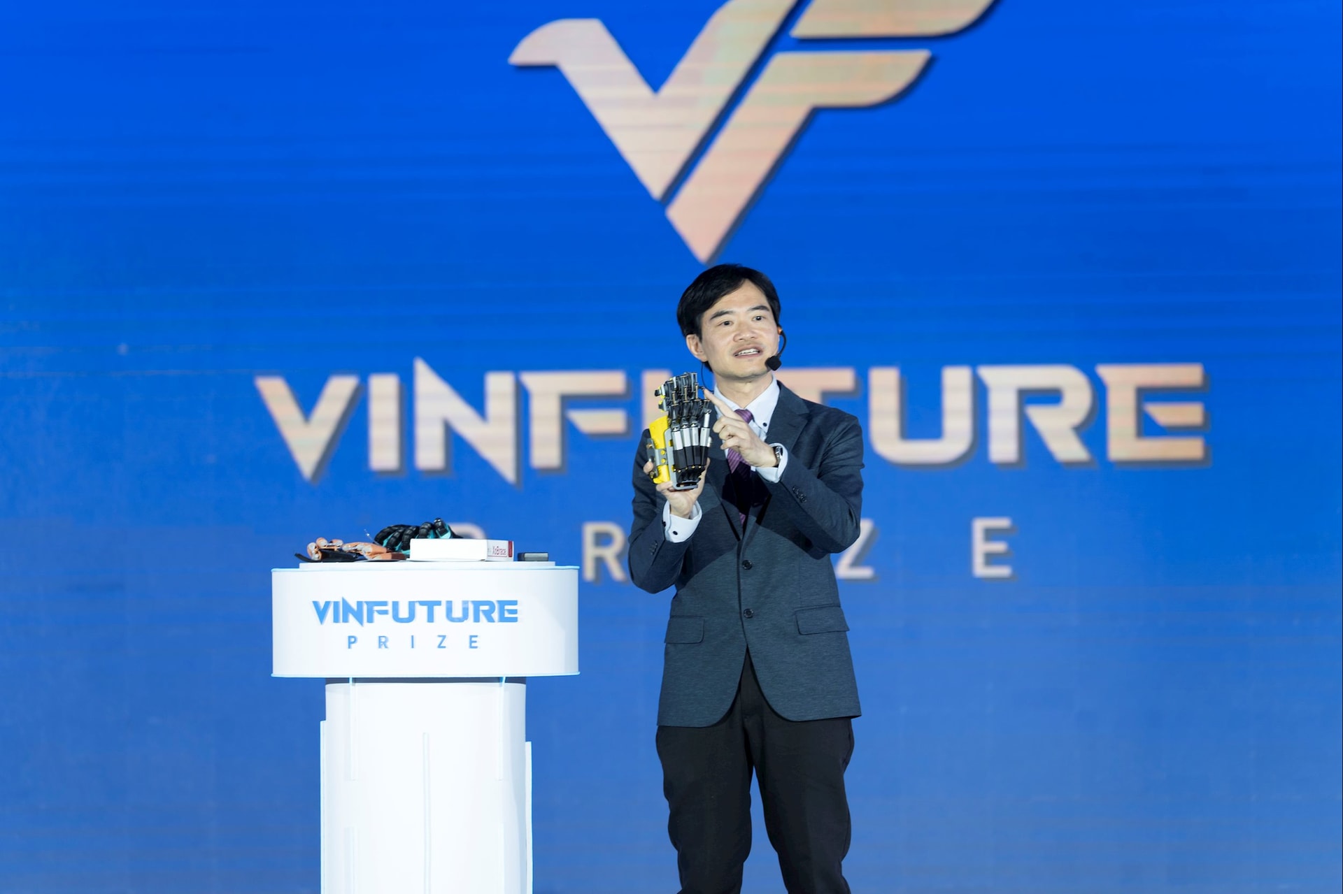 Robot 'Bàn tay hy vọng' lần đầu xuất hiện tại Việt Nam: Hy vọng cho bệnh nhân đột quỵ 
