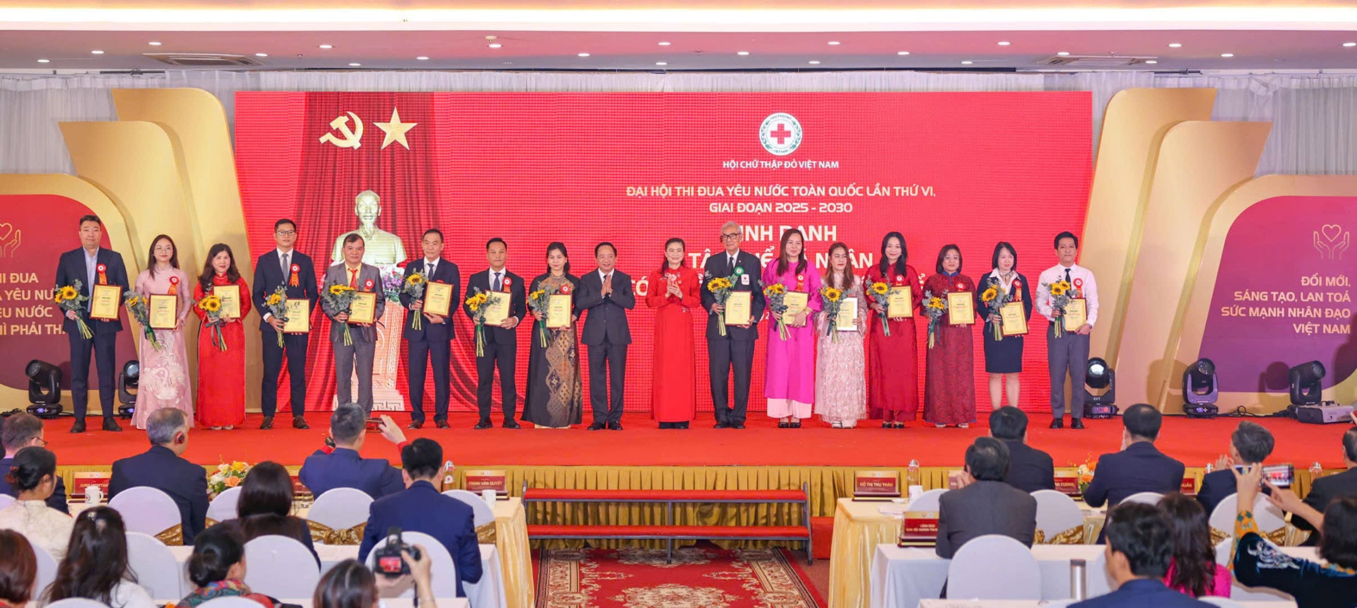 THACO nhận bằng vinh danh tại Đại hội Thi đua yêu nước toàn quốc Hội Chữ thập đỏ Việt Nam 