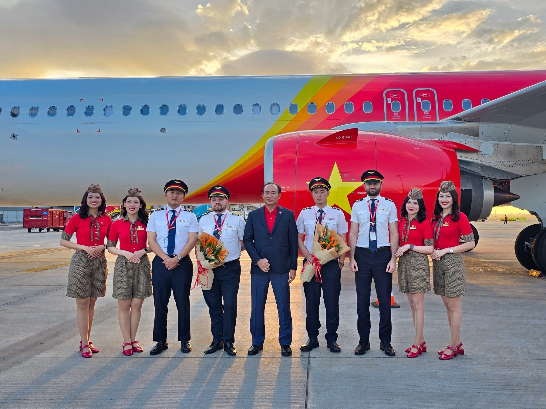 Phó Tổng giám đốc Thường trực Vietjet Tô Việt Thắng (áo vest xanh tím than) cùng phi hành đoàn Vietjet chào đón tàu bay mới