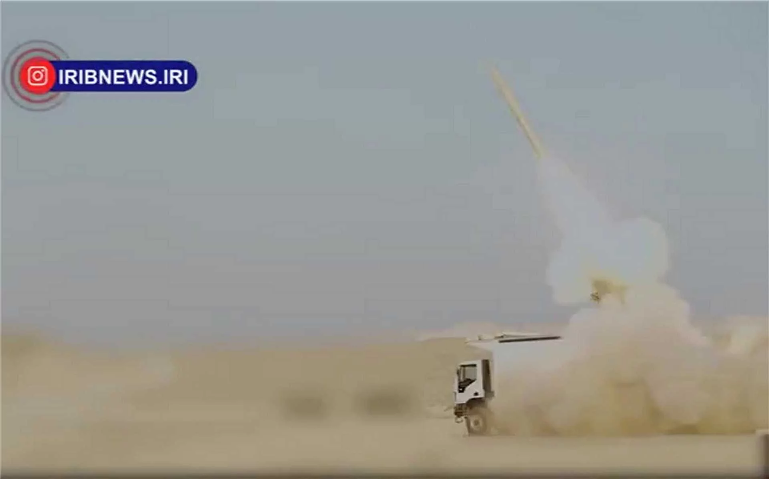 Một tên lửa hành trình của Iran được phóng từ vị trí trong đất liền hướng về mục tiêu hải quân trên Biển Oman trong cuộc diễn tập Eghtedar hôm 5.12 - Ảnh Iran Press Agency