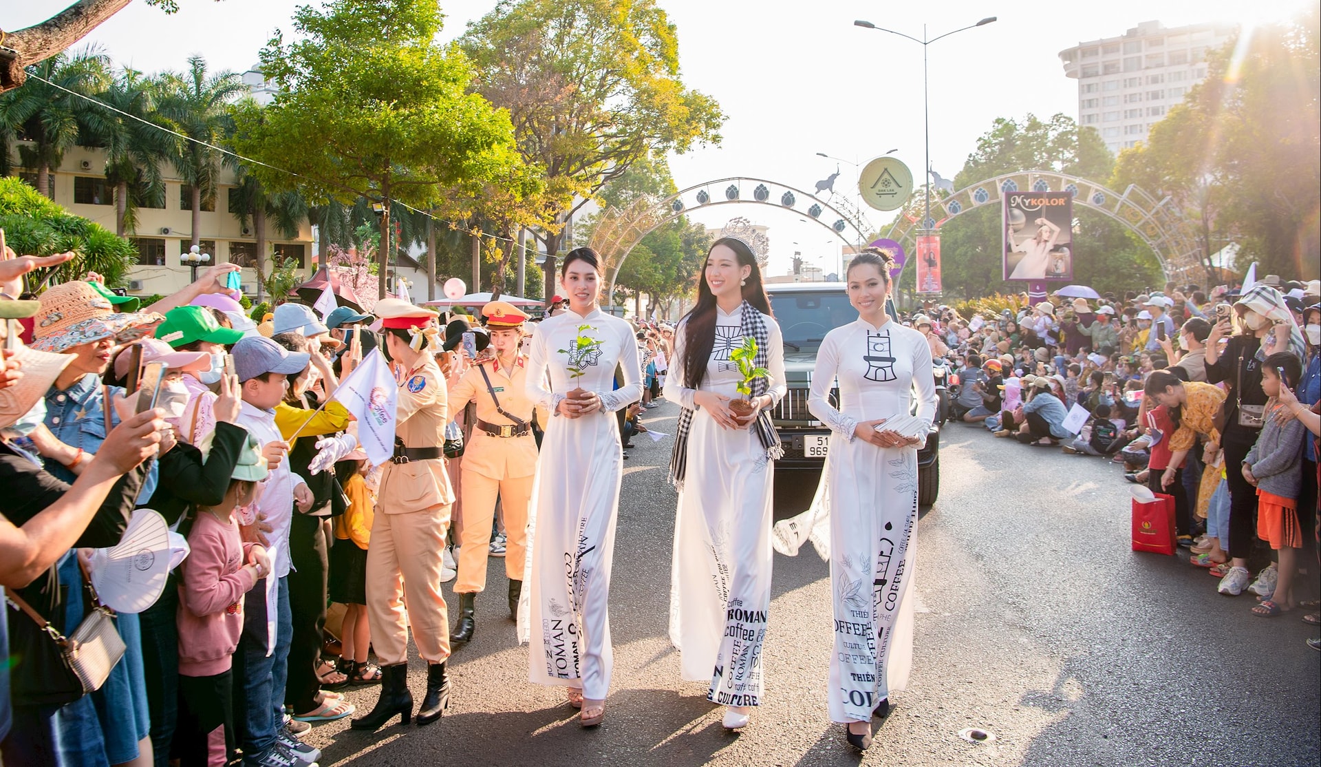 Hình 5 - Hoa hậu Tiểu Vy, Hoa hậu Liên lục địa Bảo Ngọc, Á hậu Hoàng My đồng hành