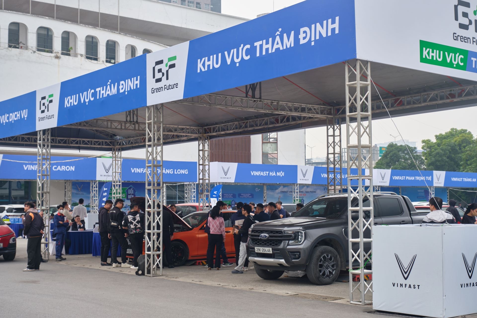 Từ sáng ngày 6/12, đã có nhiều khách hàng mang xe xăng tới khu vực sự kiện trên đường Hoàng Quốc Việt (Hà Nội) để thẩm định giá miễn phí.