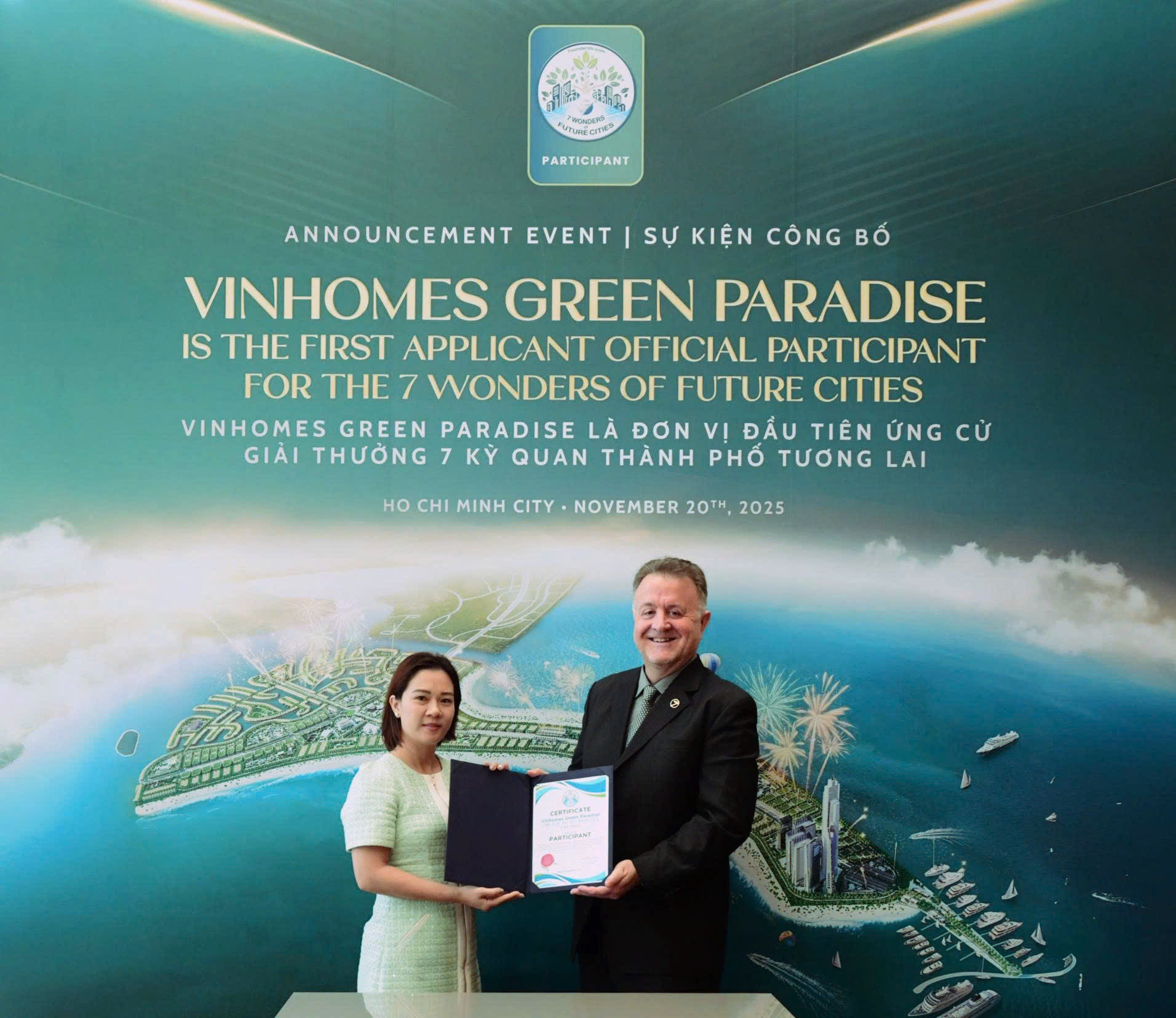 Ông Jean-Paul de la Fuente trao chứng nhận “Ứng viên chính thức đầu tiên” đối với Vinhomes Green Paradise cho đại diện Vingroup (Ảnh: Vinhomes)