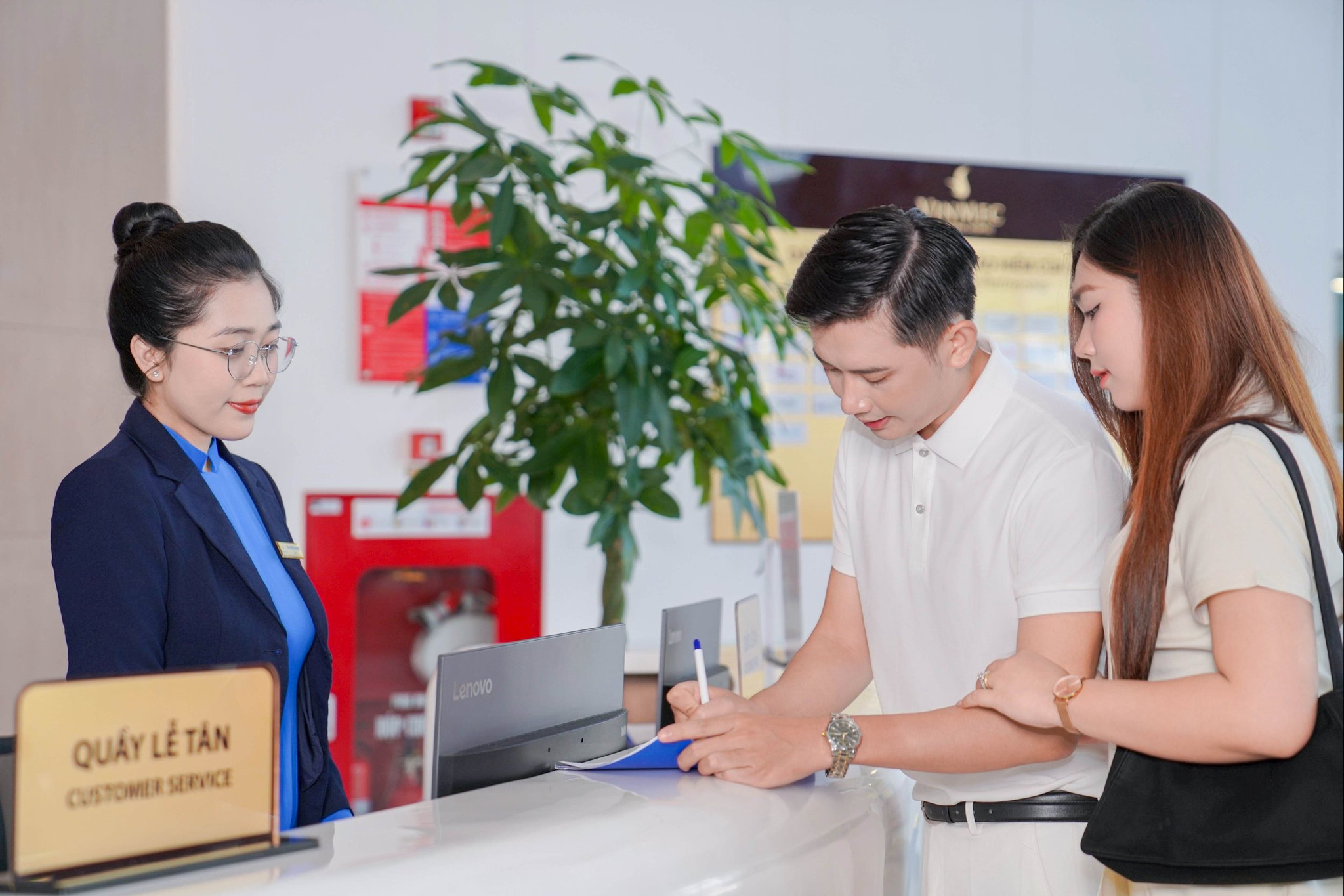 Khách hàng được sử dụng thẻ BHYT khi đến khám chữa bệnh tại Vinmec Cần Thơ.
