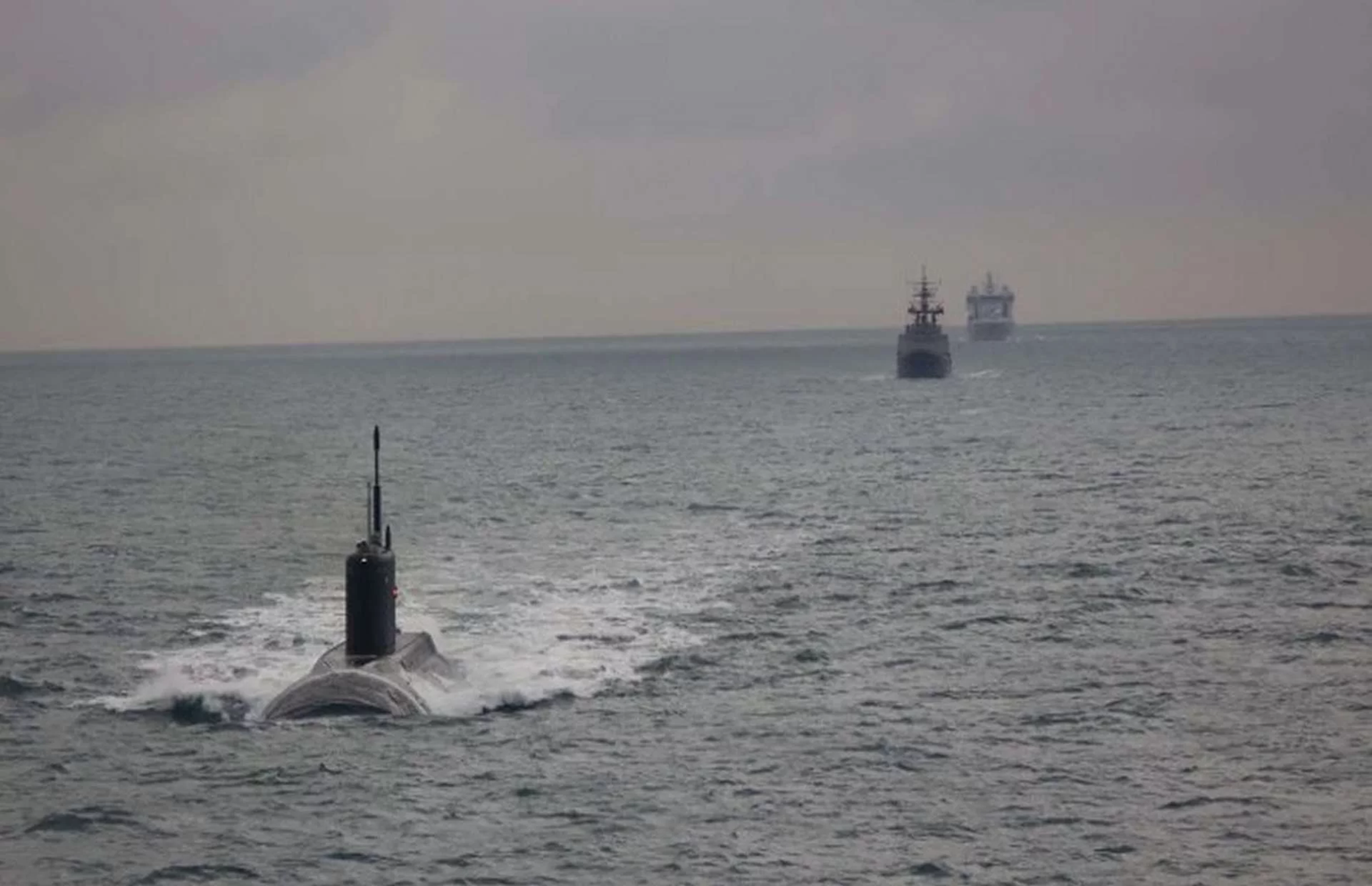 Trực thăng Merlin của Hải quân Hoàng gia Anh từ tàu RFA Tidesurge đang theo dõi tàu ngầm Krasnodar của Nga trên biển - Ảnh Hải quân Anh