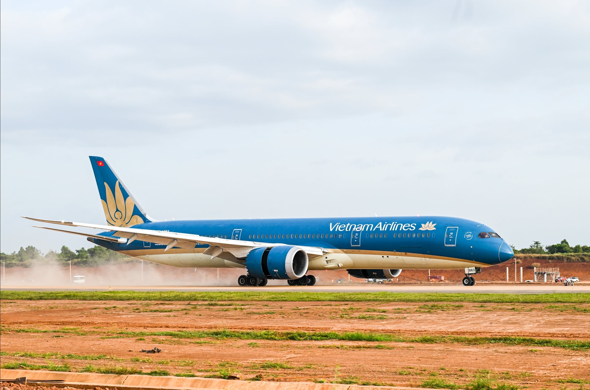 2. Chuyến bay hàng không dân dụng đầu tiên do Vietnam Airlines thực hiện đã hạ cánh thành công xuống sân bay Long Thành