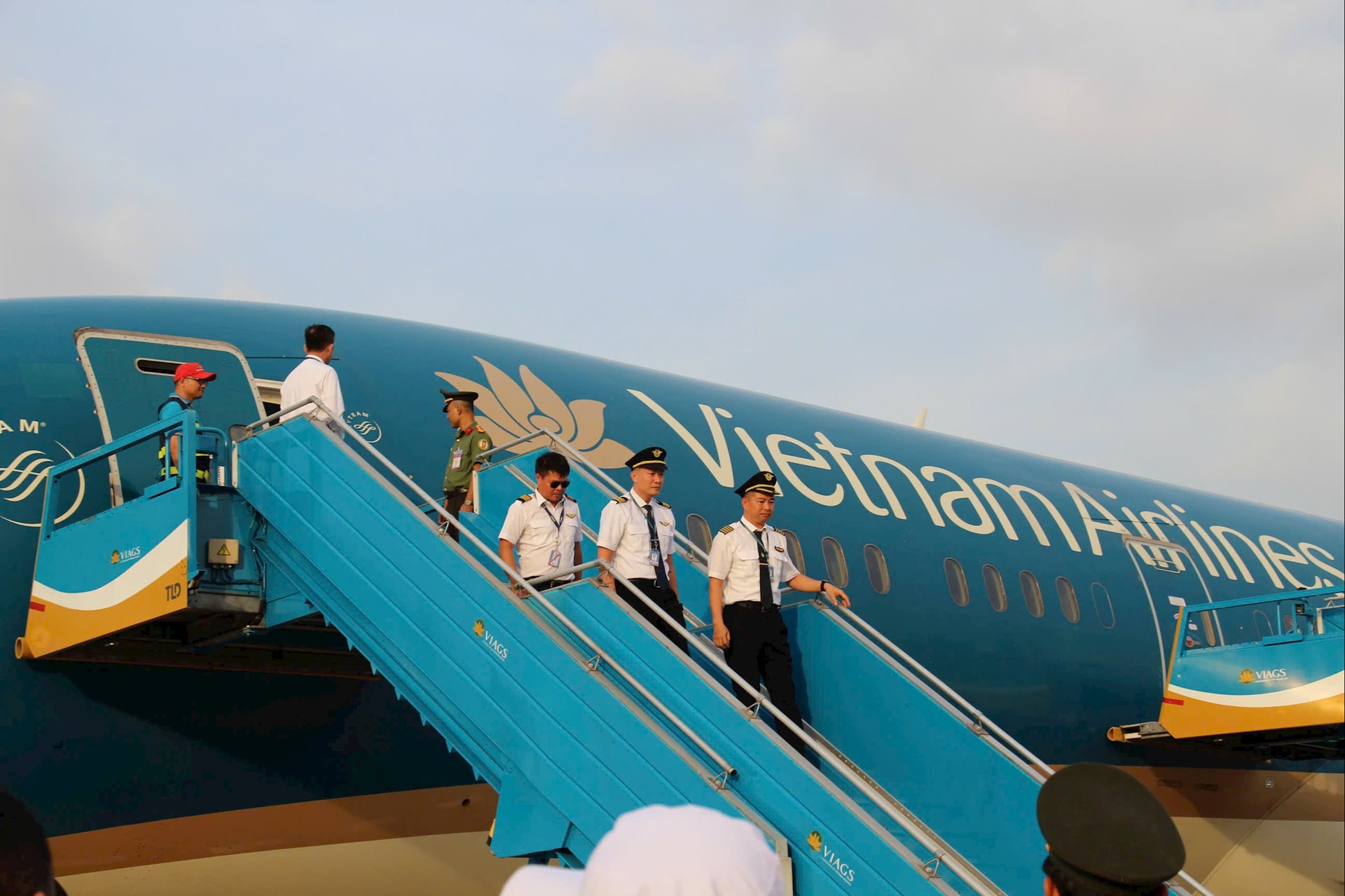 Cơ trưởng Trần Tuấn Hưng, cơ phó Nguyễn Anh Tài và phi công quan sát Trần Trung Dũng xuống máy bay sau chuyến bay lịch sử 