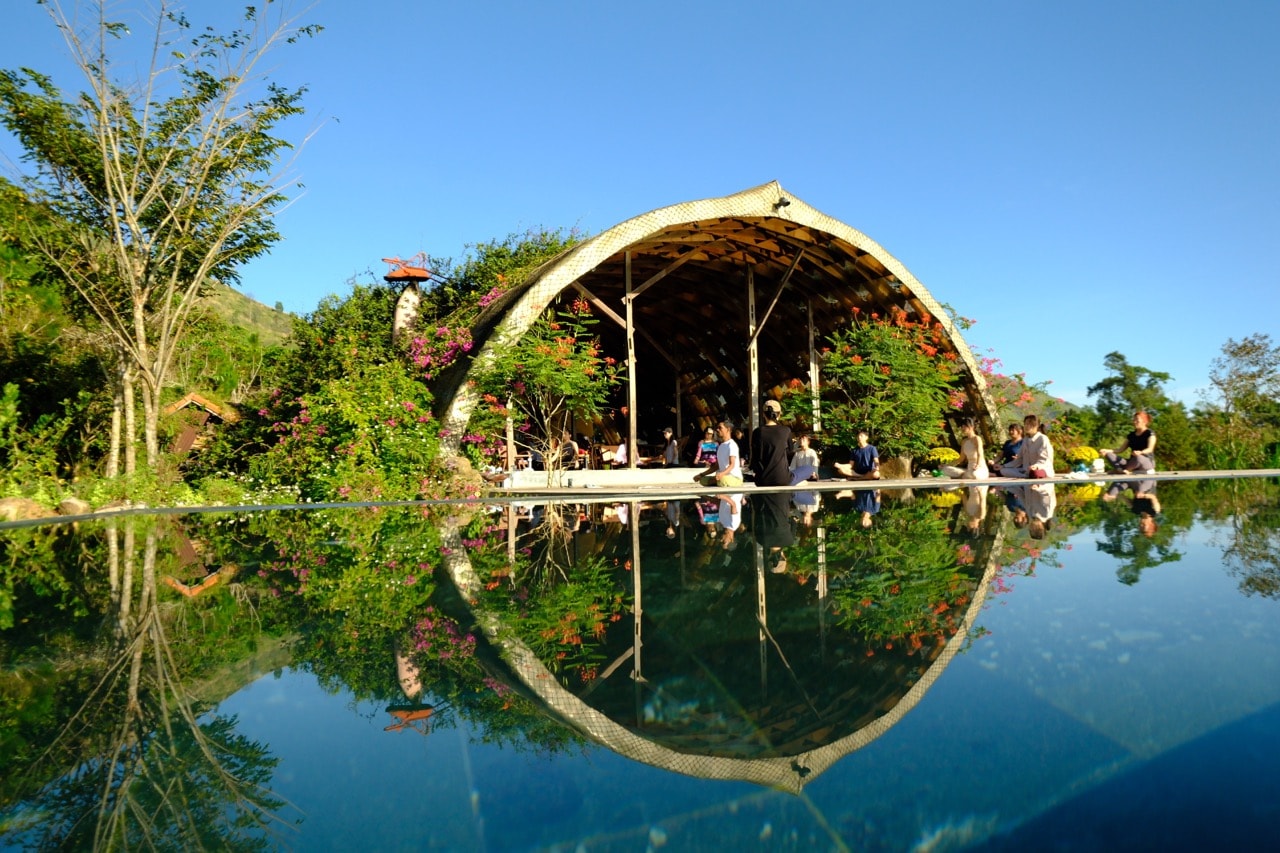 Ngoi thien o san go truoc nha hang lớn