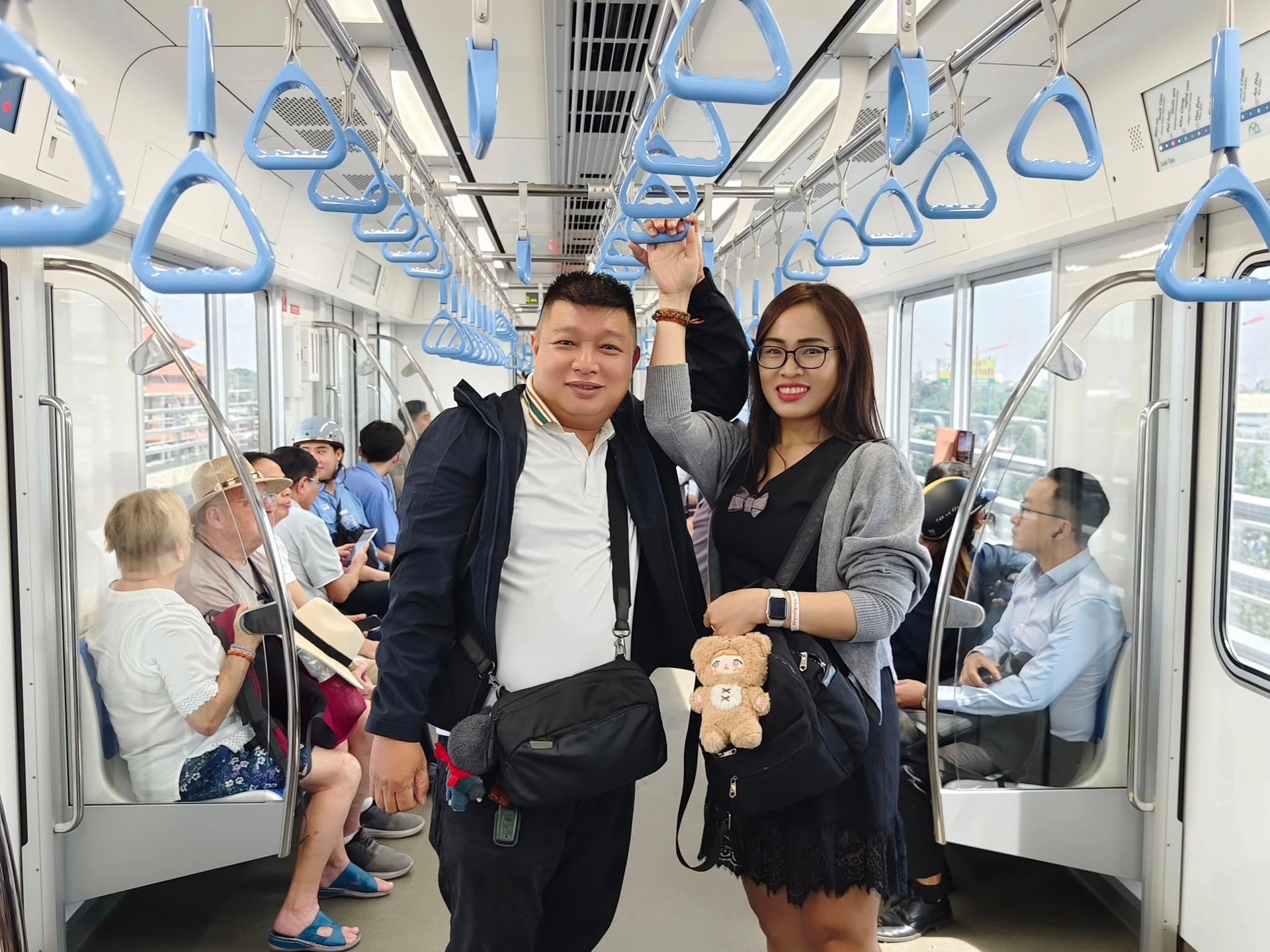 Hành khách trải nghiệm Metro số 1-Ảnh: Nguyễn Tuyết