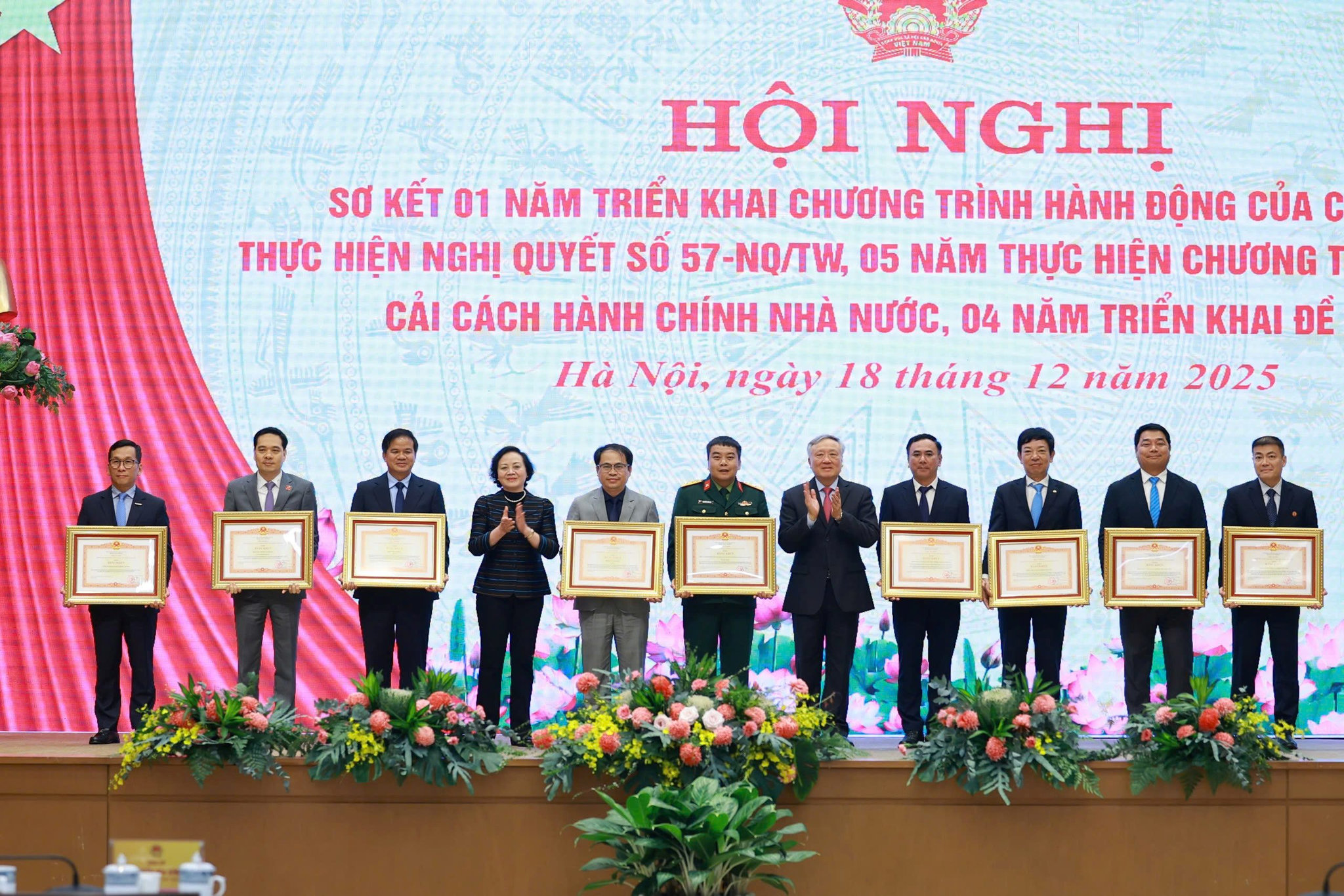Tổng giám đốc Đinh Việt Phương đã đại diện Vietjet nhận Bằng khen của Thủ tướng Chính phủ với thành tích triển khai Đề án ứng dụng sinh trắc học trong làm thủ tục bay toàn trình 