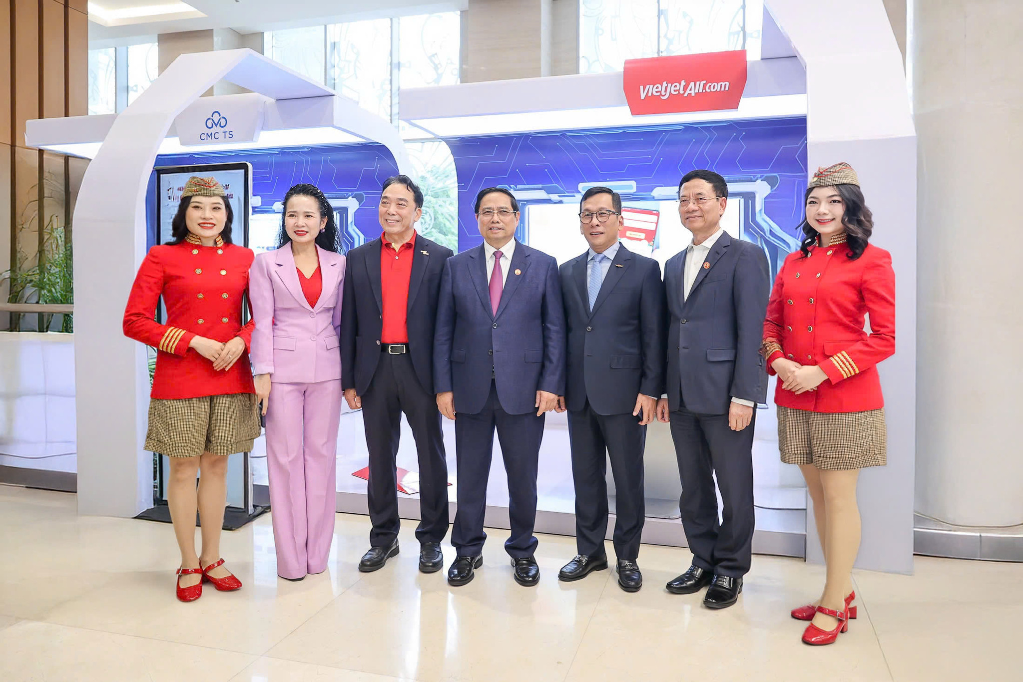 Thủ tướng Chính phủ Phạm Minh Chính tham quan khu vực trưng bày Vietjet tại triển lãm tổng kết Đề án 06 với các kết quả tích cực sau thời gian triển khai ứng dụng sinh trắc học trong làm thủ tục bay
