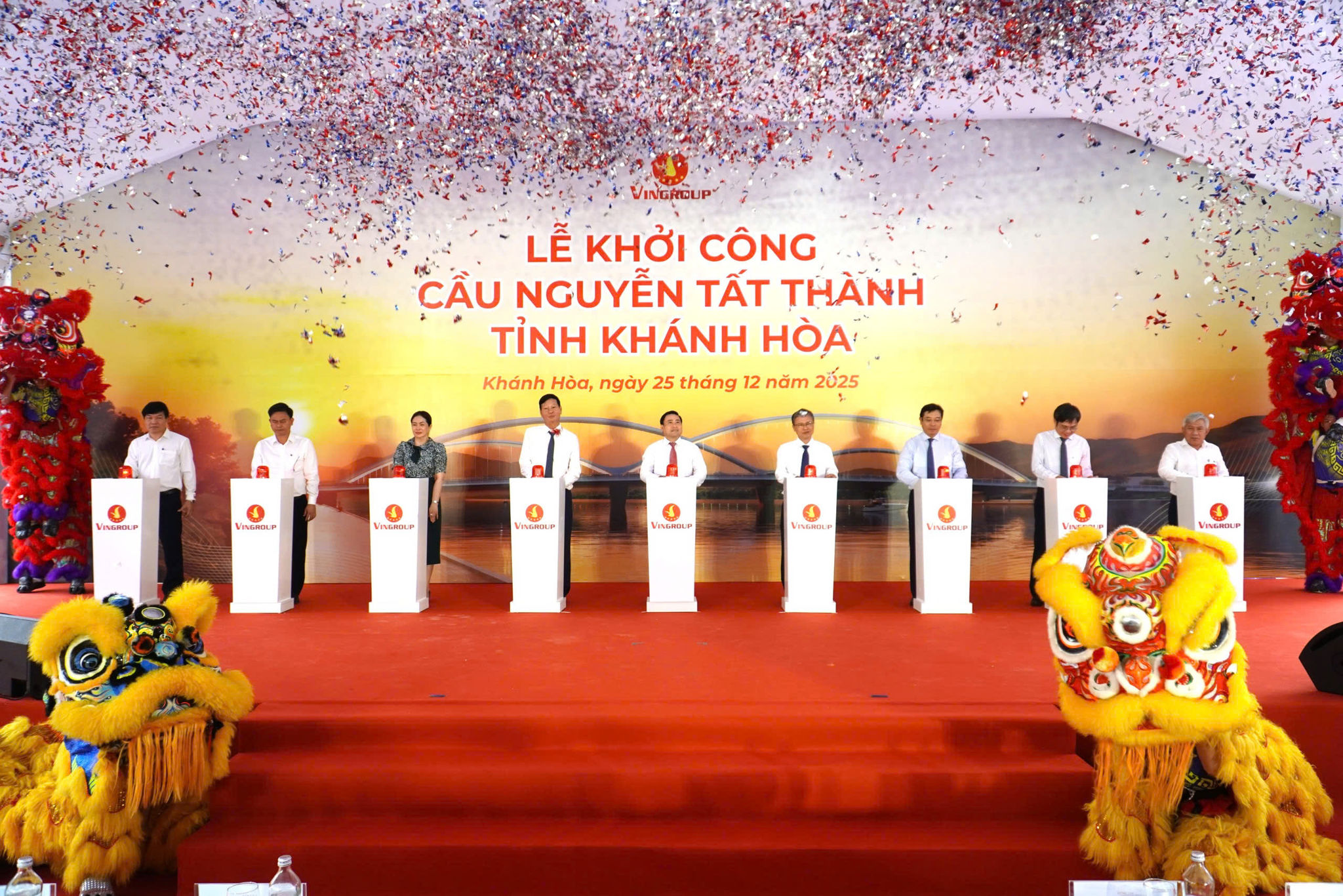Lãnh đạo tỉnh Khánh Hòa, đại diện lãnh đạo Tập đoàn Vingroup thực hiện nghi thức khởi công cầu Nguyễn Tất Thành.