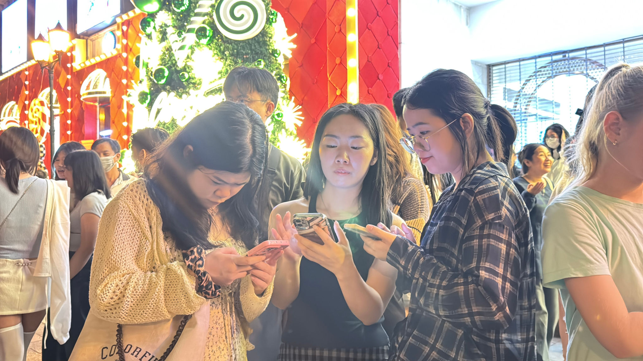 Video Giáng sinh TP.HCM: Trung tâm check-in và xóm đạo rộn ràng 
