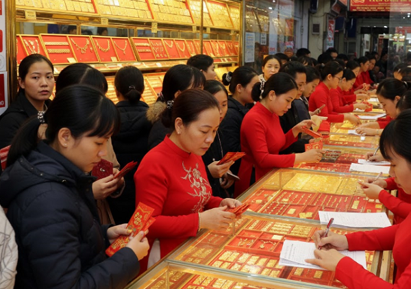 Giá vàng hôm nay 28.12: Tiến tới 160 triệu, nhà đầu tư lãi đậm nhưng cần tỉnh táo 