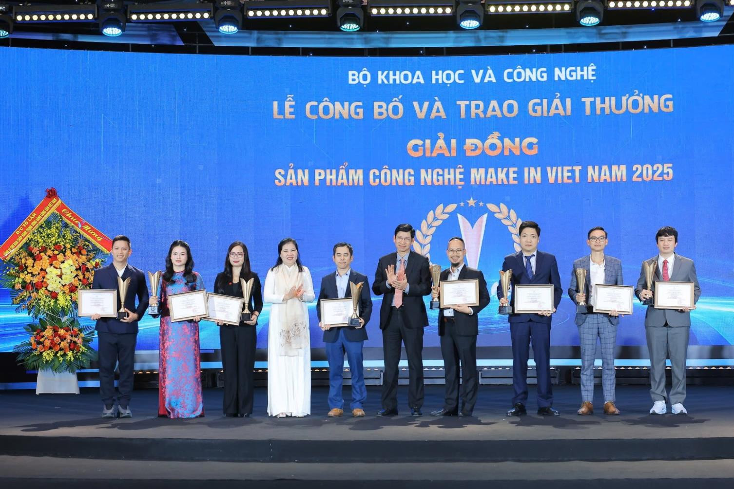 Hiếu PC (bìa trái) đại diện Chống lừa đảo nhận Giải Đồng Sản phẩm công nghệ Make in Vietnam 2025