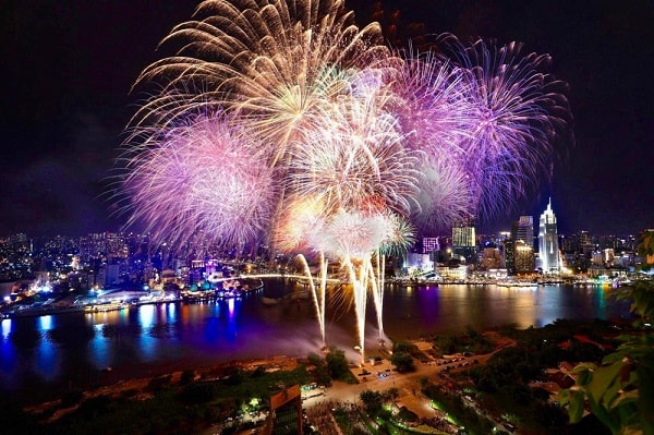 Hà Nội và TP.HCM đều bắn pháo hoa đón năm mới 2026 