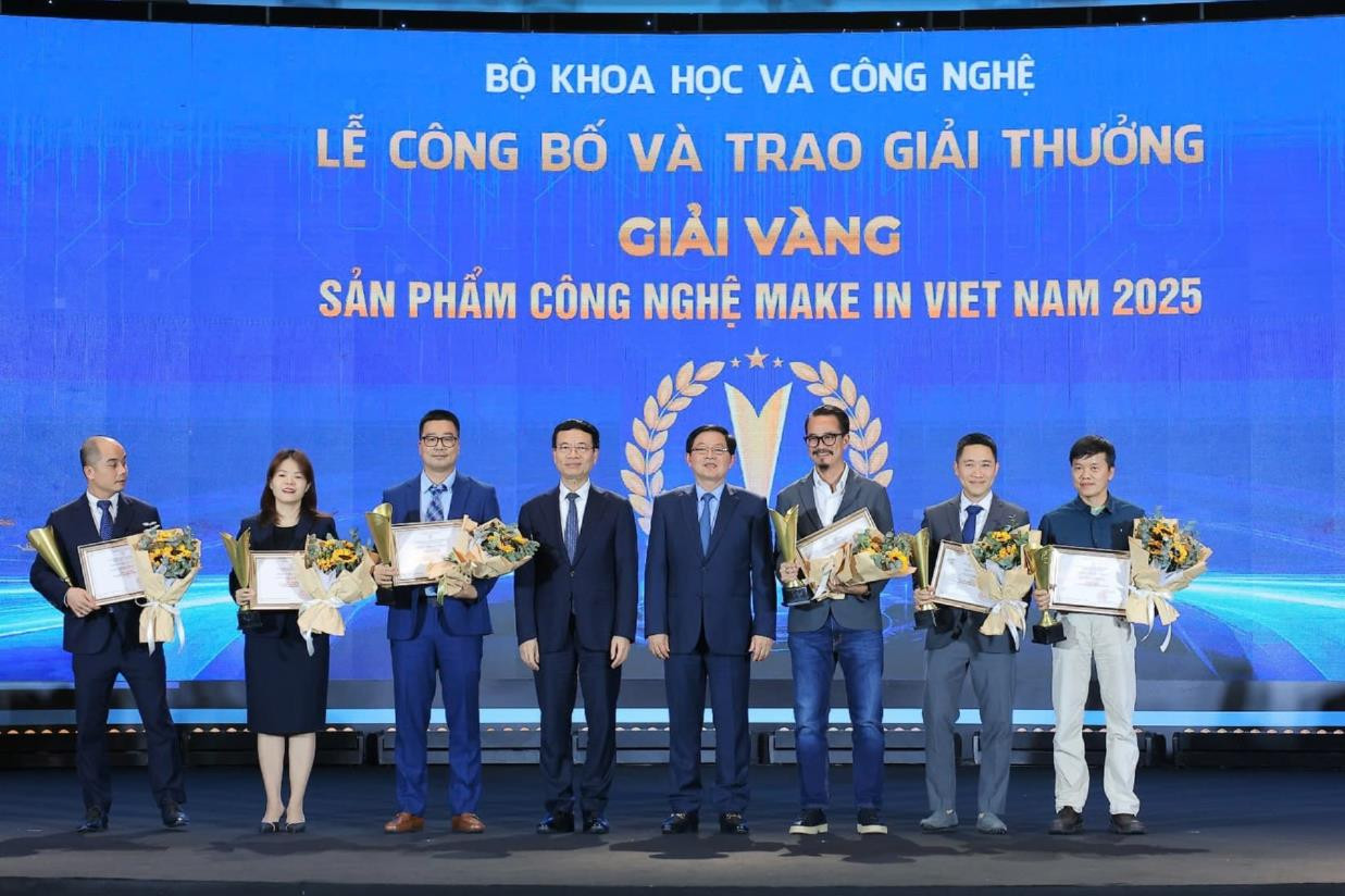 Phó thủ tướng Hồ Quốc Dũng và Bộ trưởng Nguyễn Mạnh Hùng trao sáu giải vàng 
