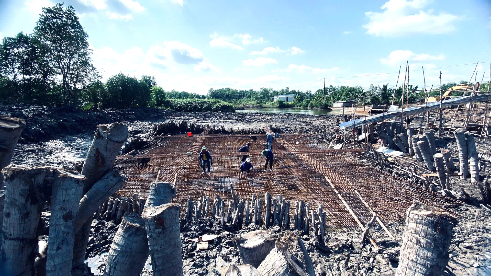 Công nhân các nhà thầu miệt mài lao động trên công trường Công trình “Xuất tuyến 4 mạch đường dây 110kV Trạm 220kV Năm Căn” trong ngày 112026.
