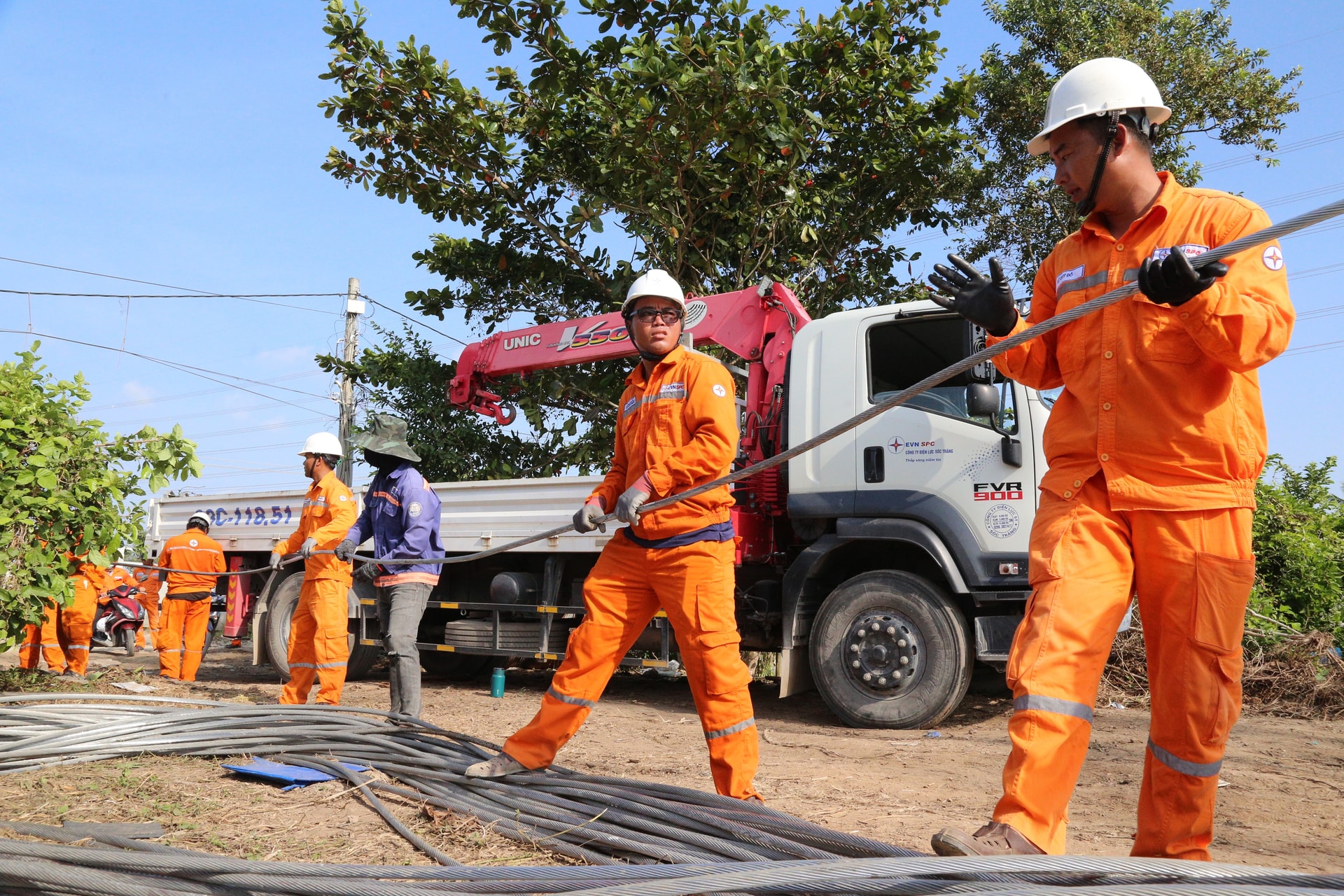 Đông đảo công nhân Điện lực làm việc xuyên Tết, tham gia thi công Đường dây 110kV Trần Đề - Trạm 220kV Sóc Trăng