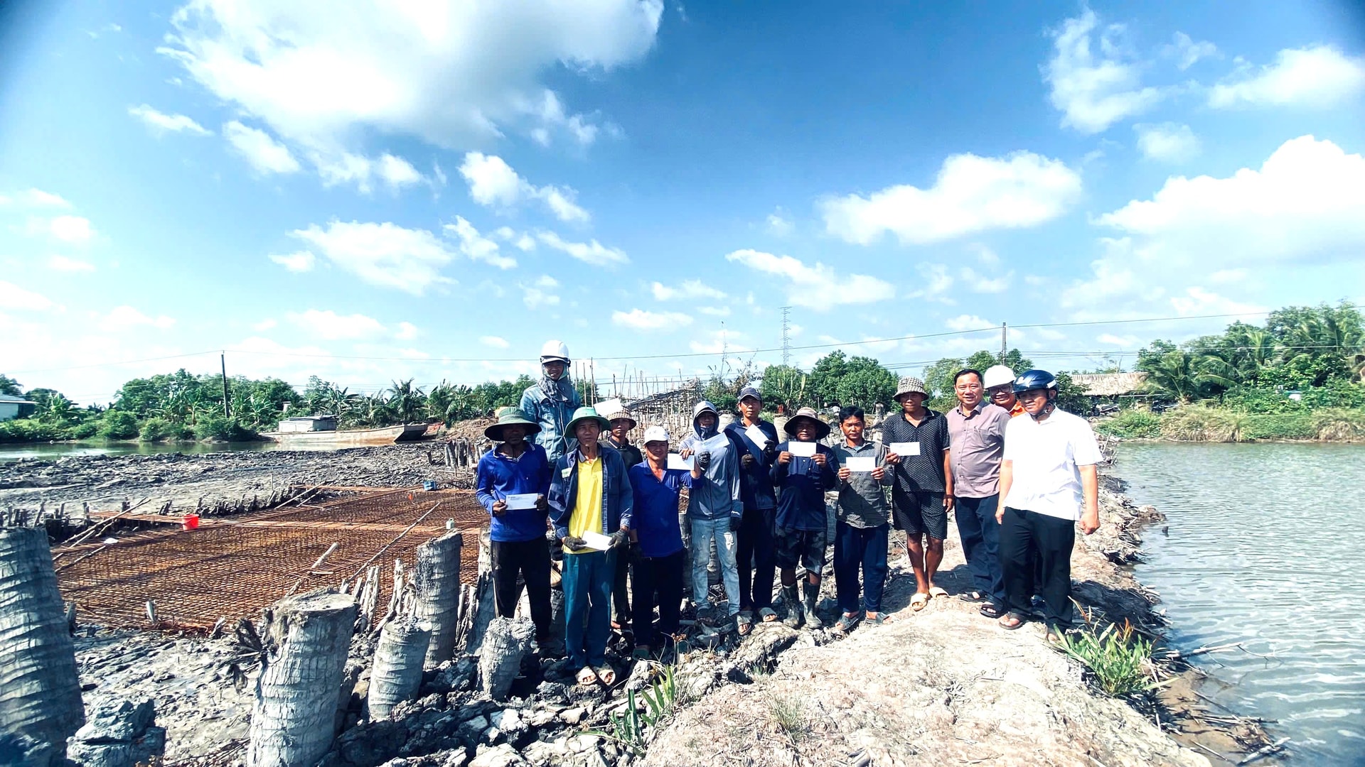Lãnh đạo Công ty Điện lực Cà Mau tặng qu động viên người lao động thi công trong ngày đầu tiên của năm 2025 tại Công trình “Xuất tuyến 4 mạch đường dây 110kV Trạm 220kV Năm Căn”