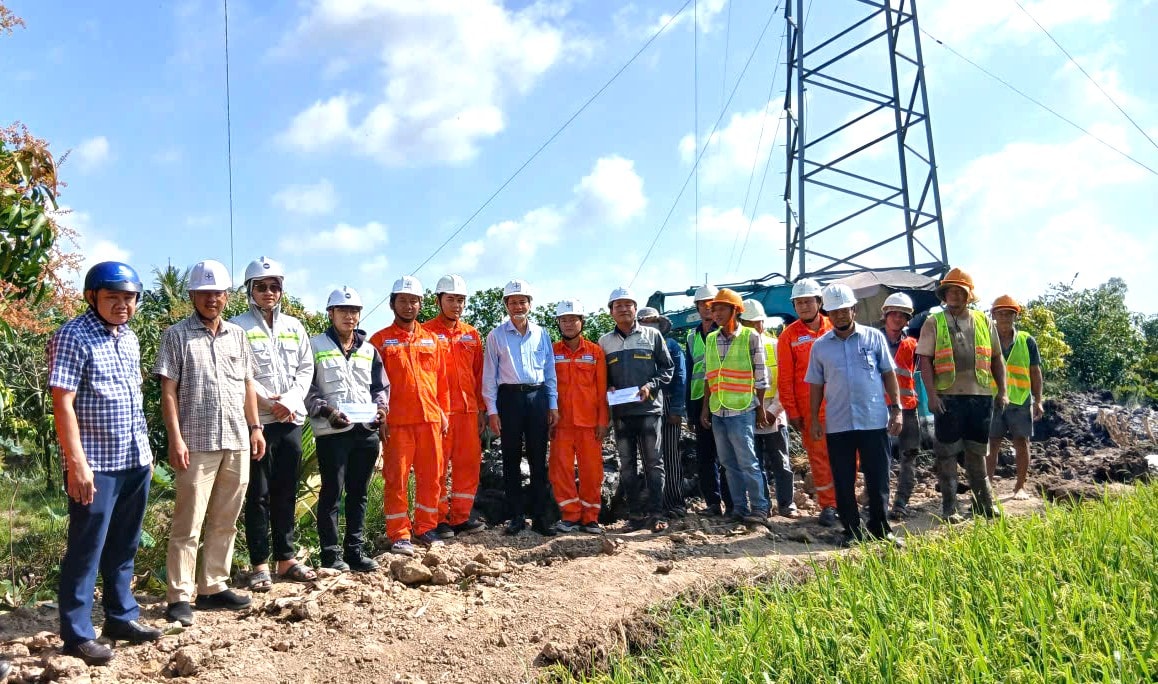 Ông Bành Đức Hoài – Thành viên HĐTV EVNSPC tặng quà người lao động làm việc xuyên Tết Dương lịch tại Dự án Cải tạo, nâng tiết diện đường dây 110kV trạm 220kV Cao Lãnh - Tháp Mười, tỉnh Đồng